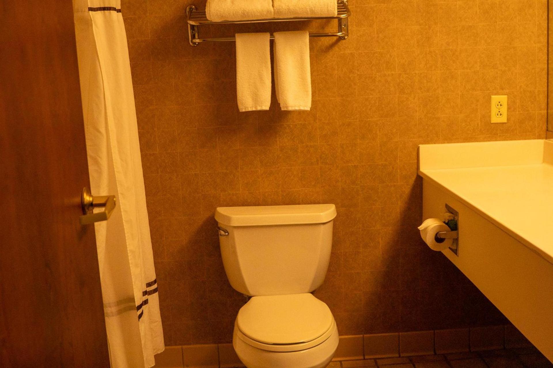 Hotel Topeka at City Center photo 13