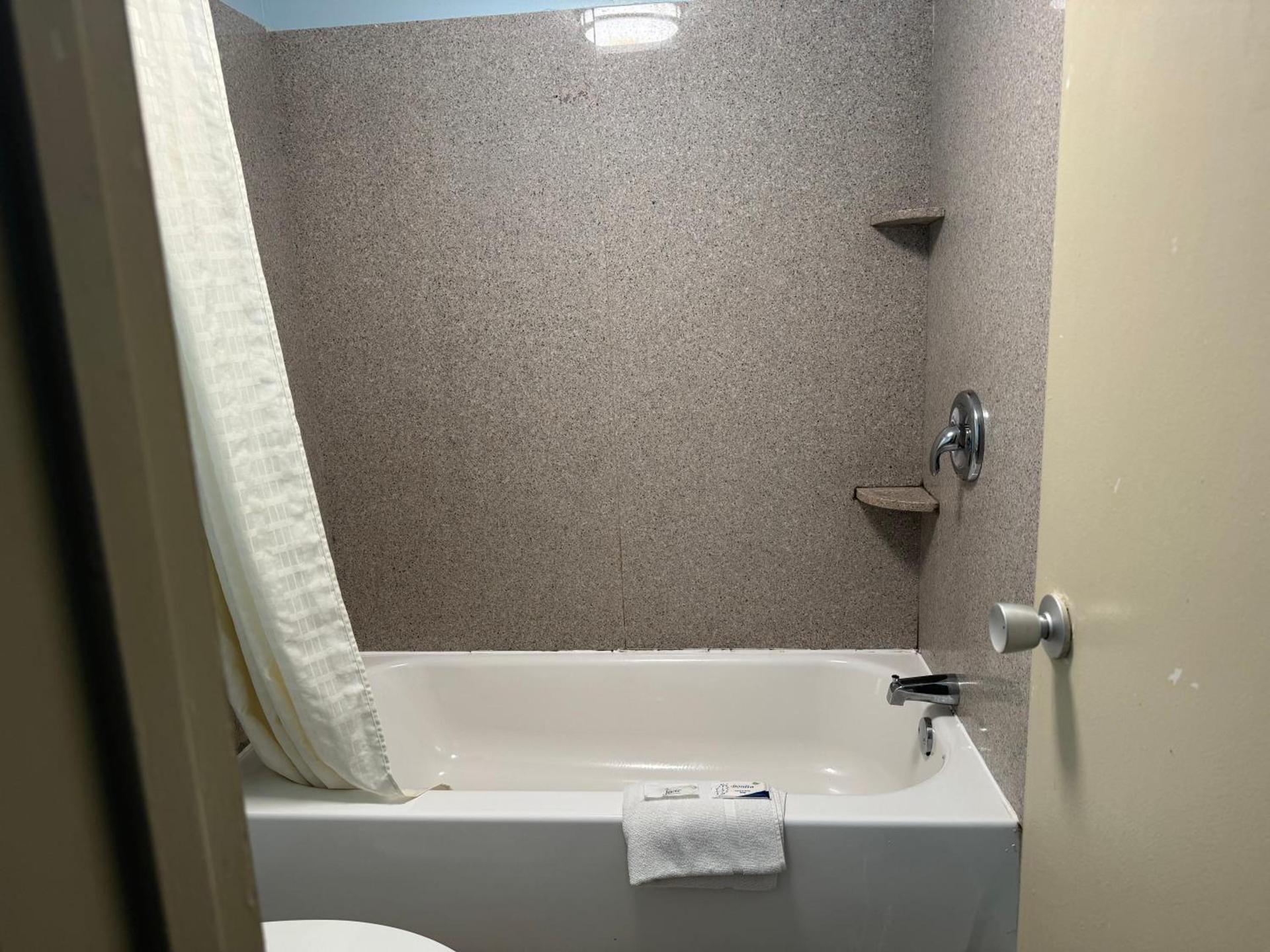 Red Carpet Inn & Suites - Danville photo 20