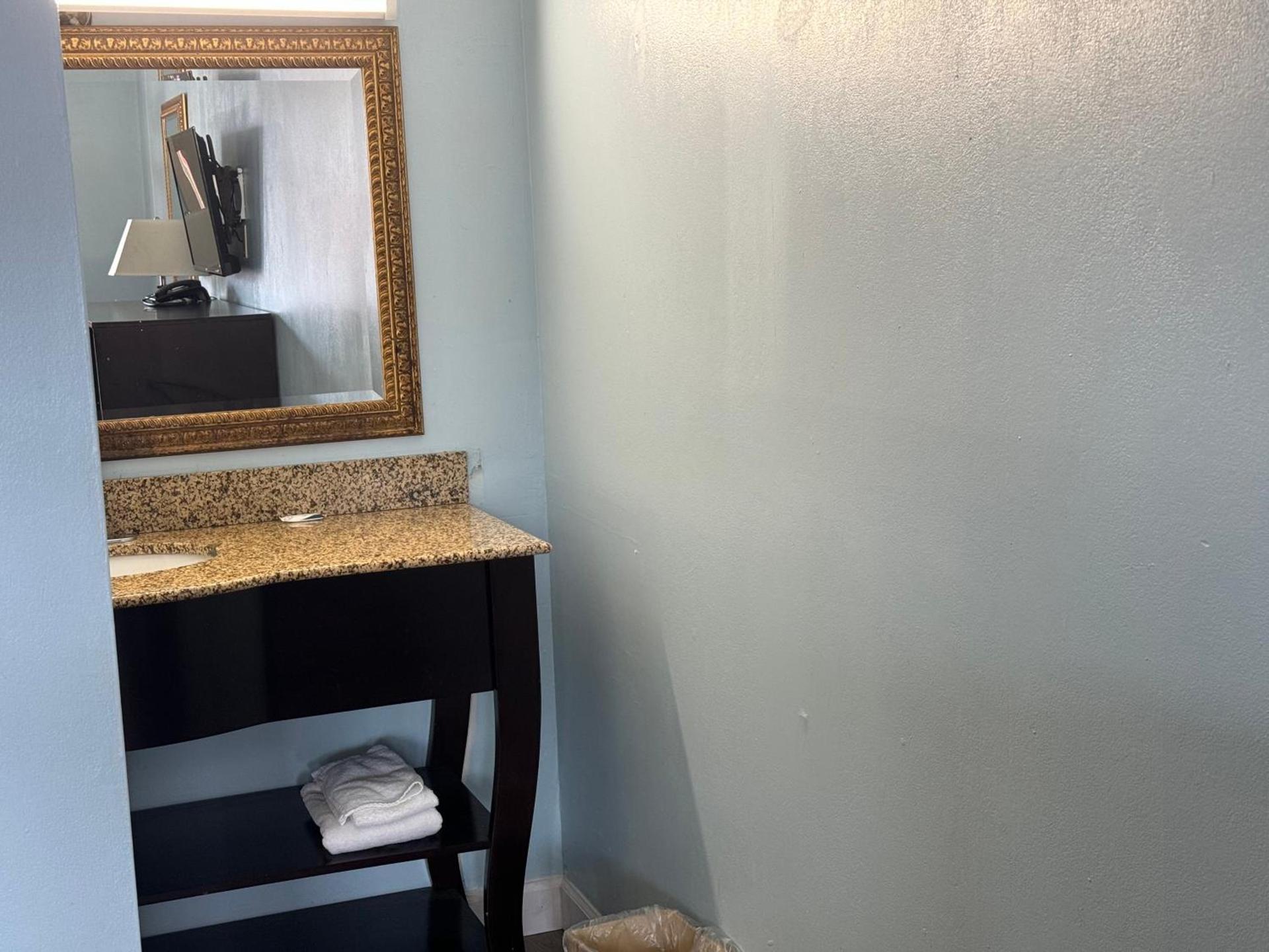 Red Carpet Inn & Suites - Danville photo 2