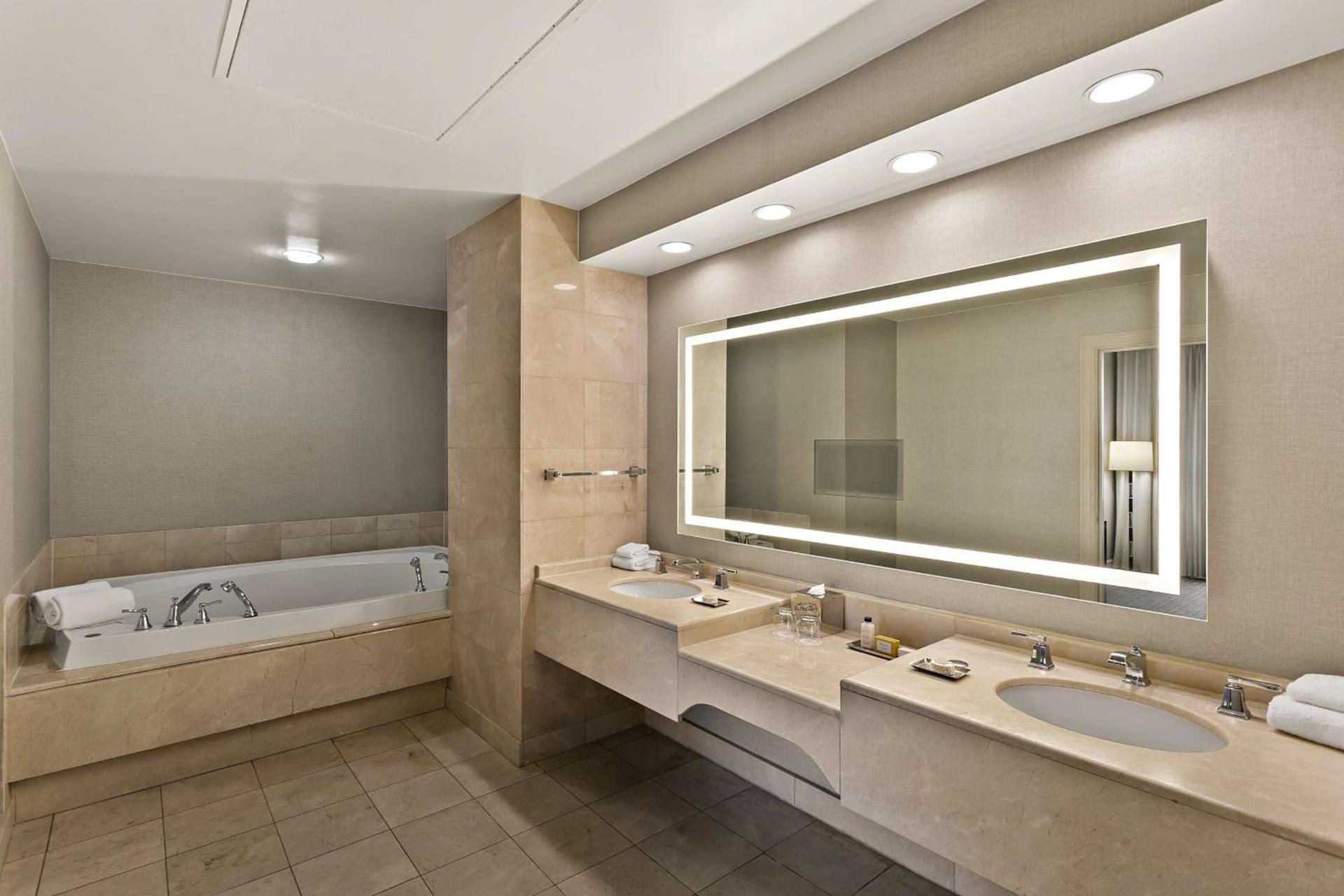 The Royal Sonesta Harbor Court Baltimore photo 37