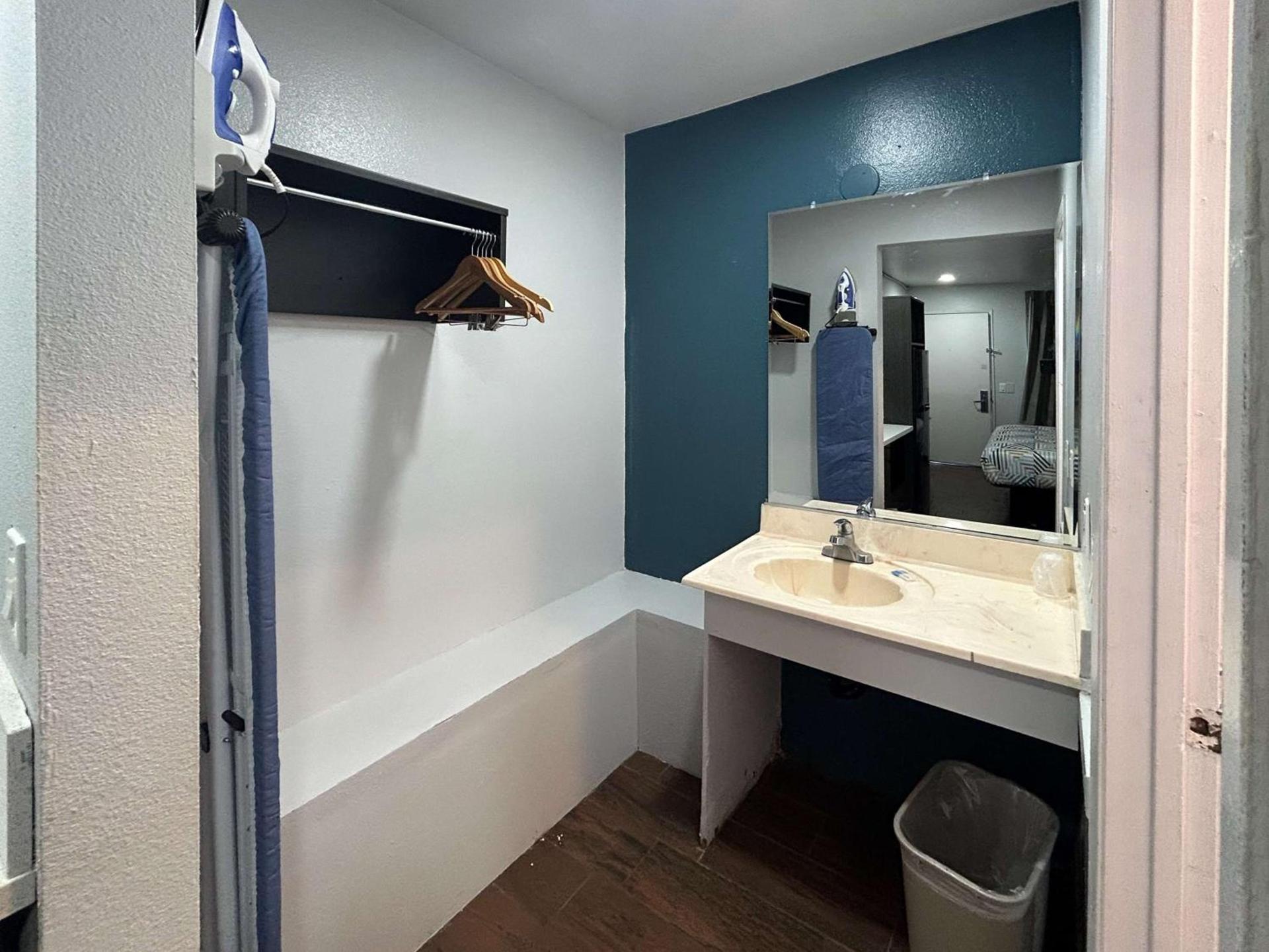Studio 6 Hemet, CA photo 9