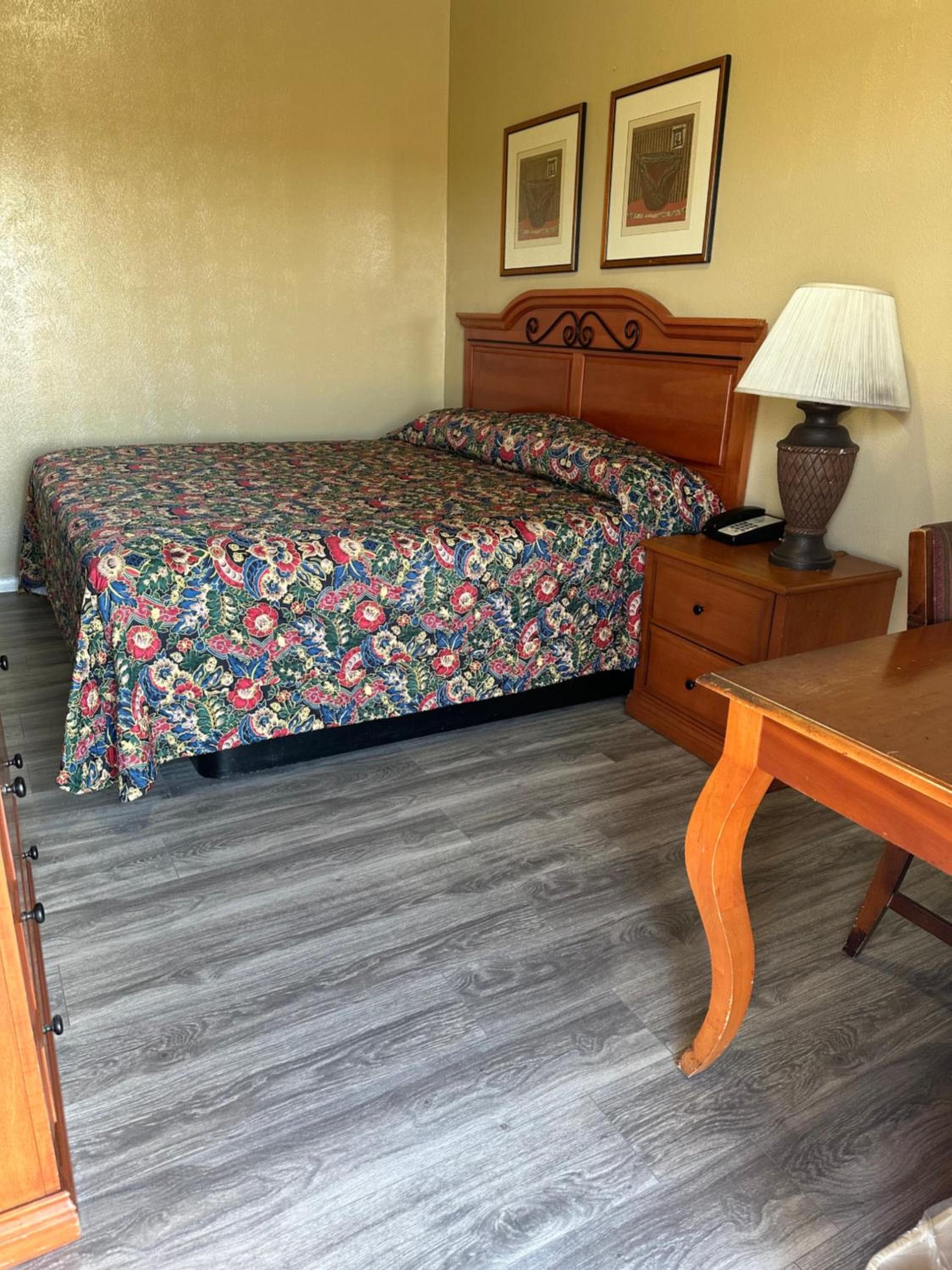 Economy inn photo 4