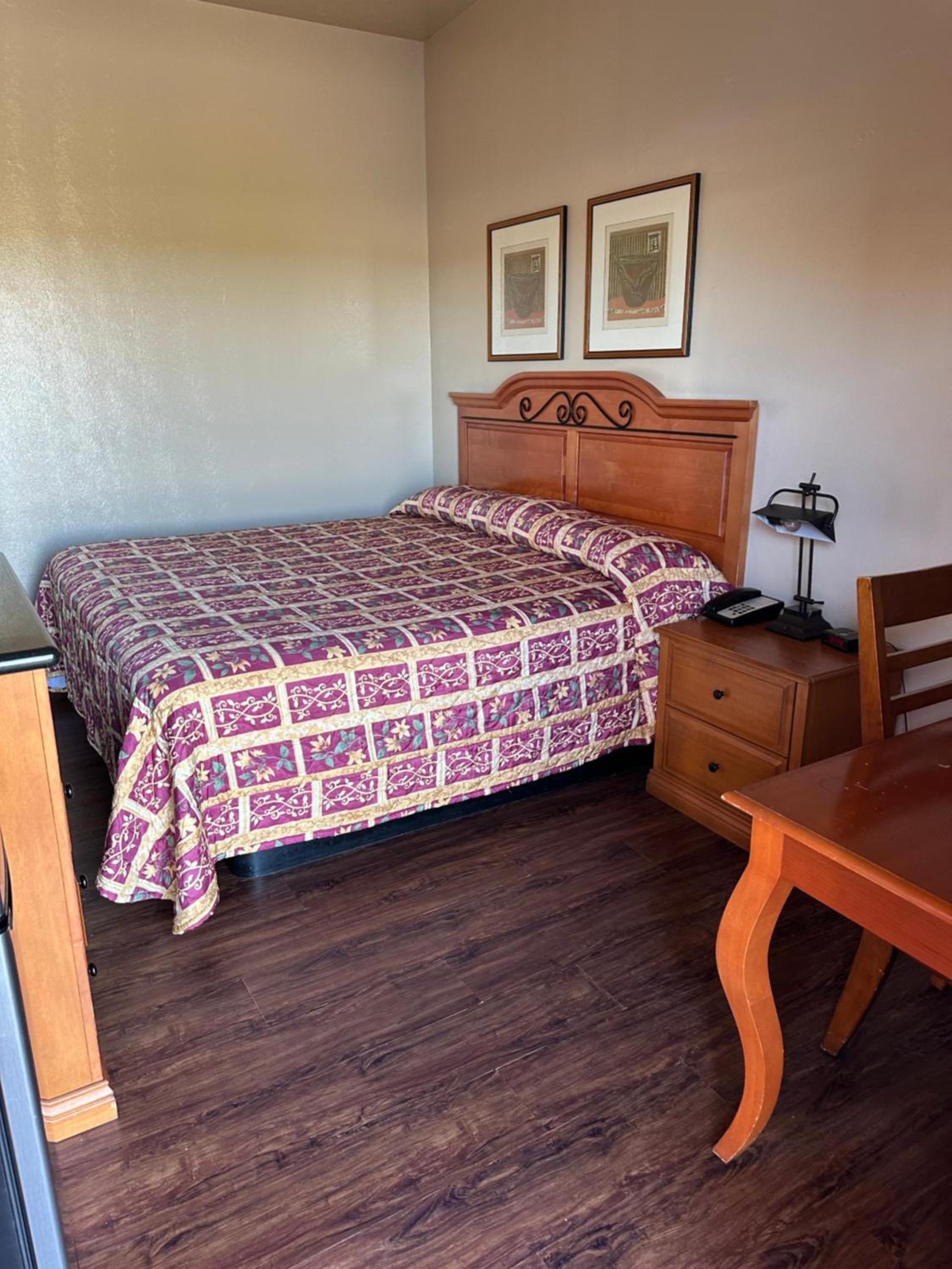 Economy inn photo 3