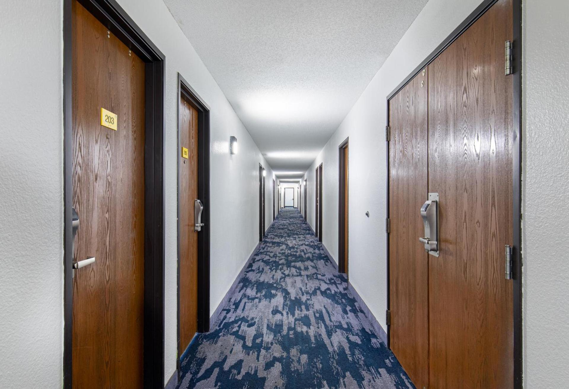 Super 8 by Wyndham Johnson City photo 50