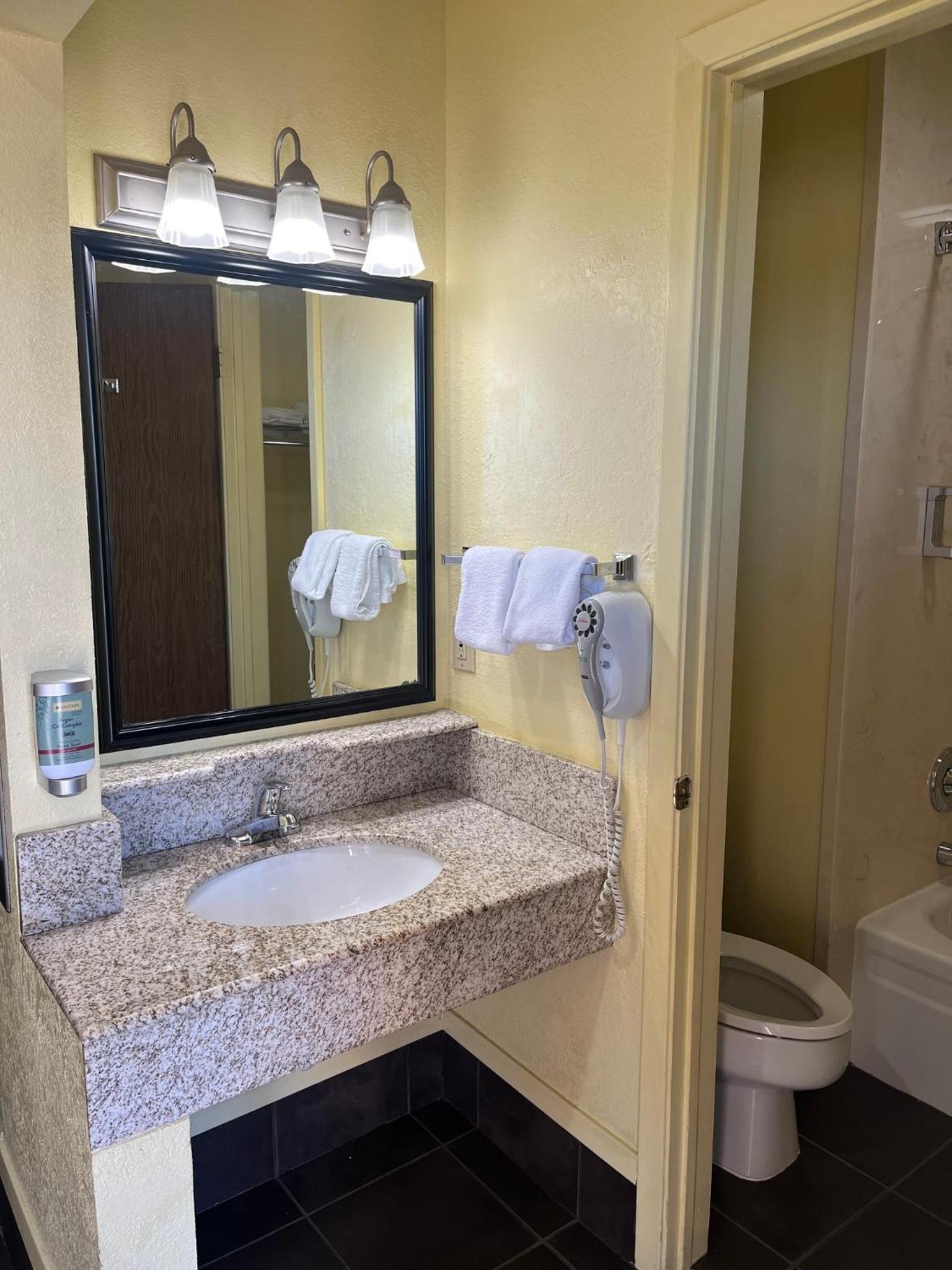 Red Roof Inn & Suites Sulphur Springs photo 22