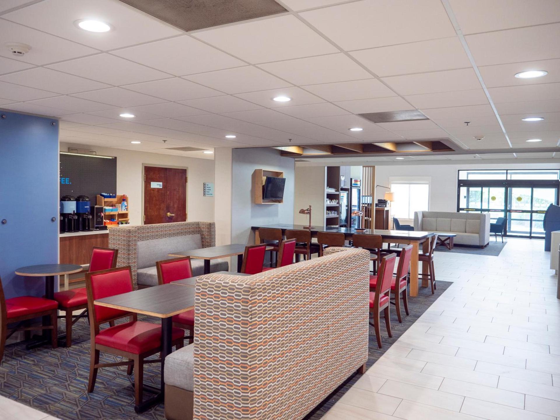 Holiday Inn Express & Suites Greenville Airport i85 by IHG photo 41