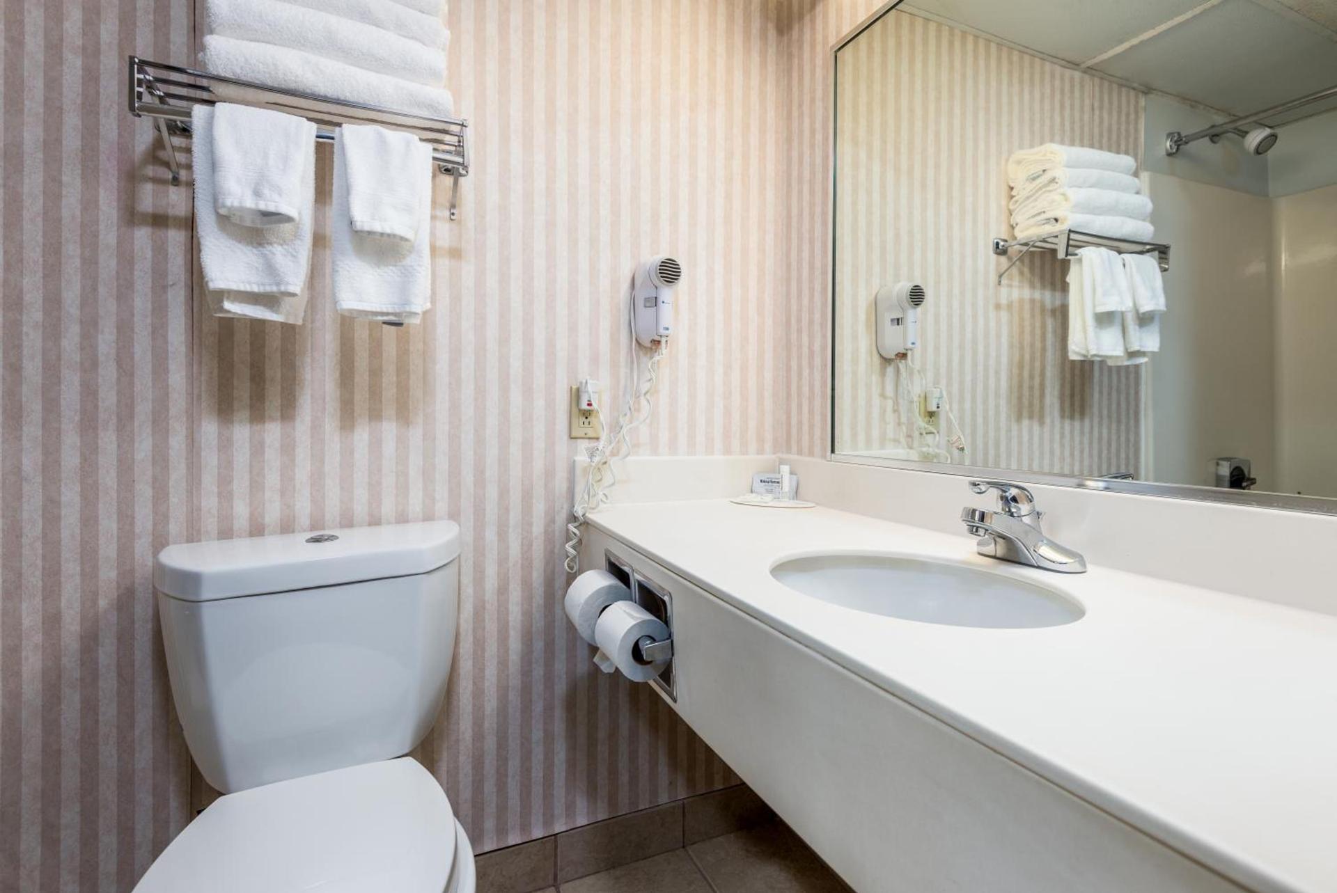 Baymont by Wyndham Bartonsville Poconos photo 16