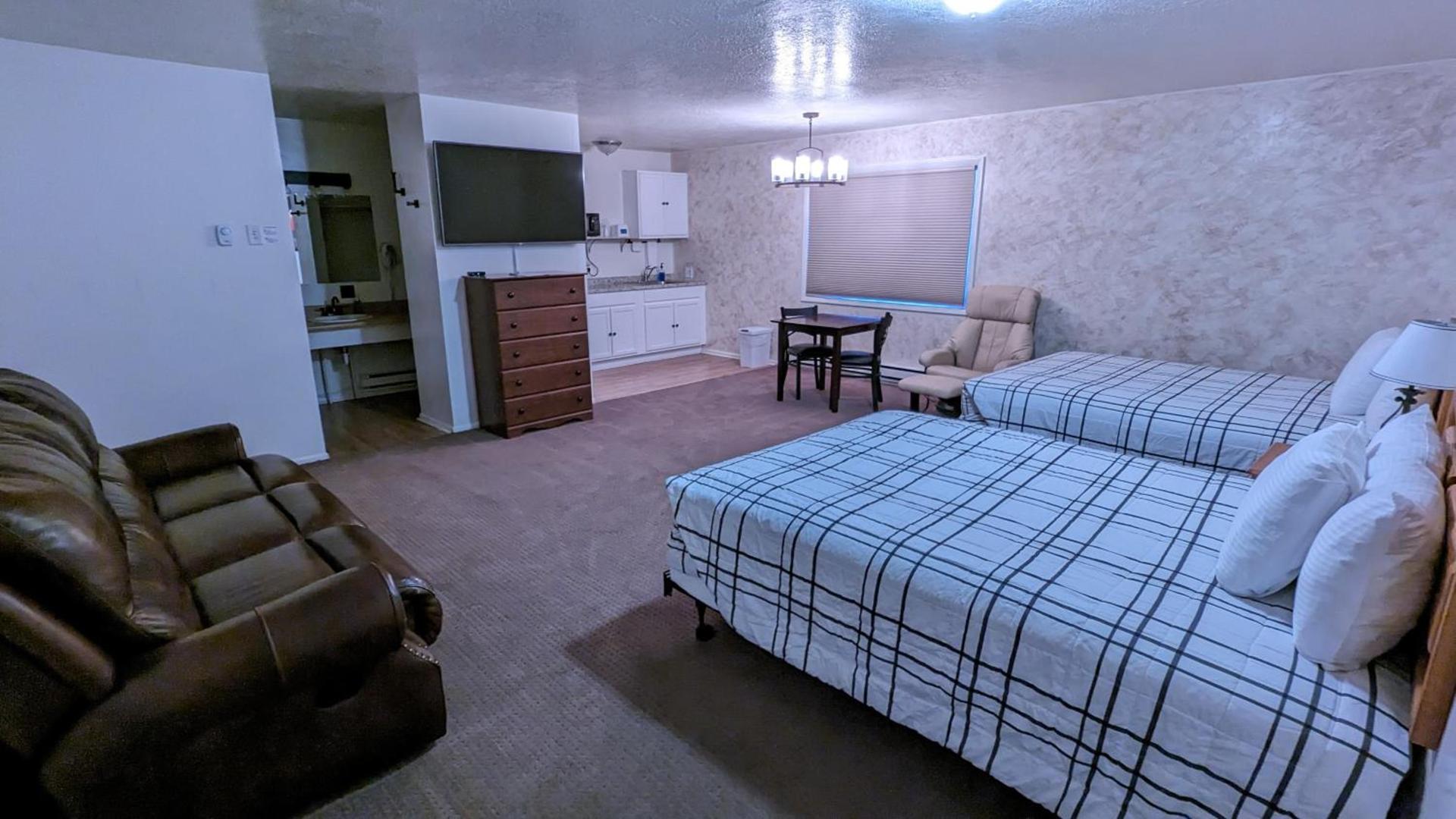 High Desert Inn photo 8