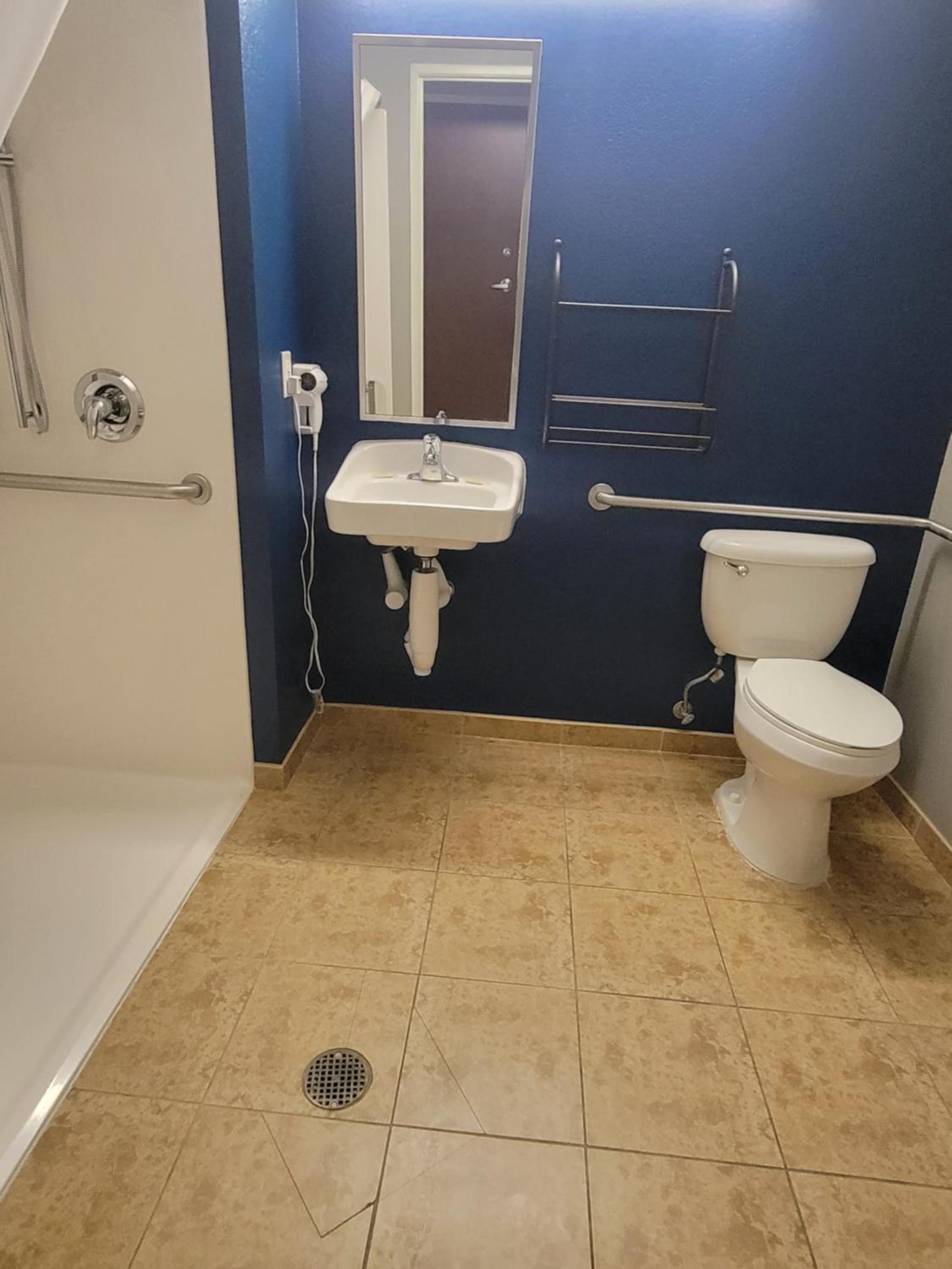 Microtel Inn & Suites by Wyndham Bluffs photo 36