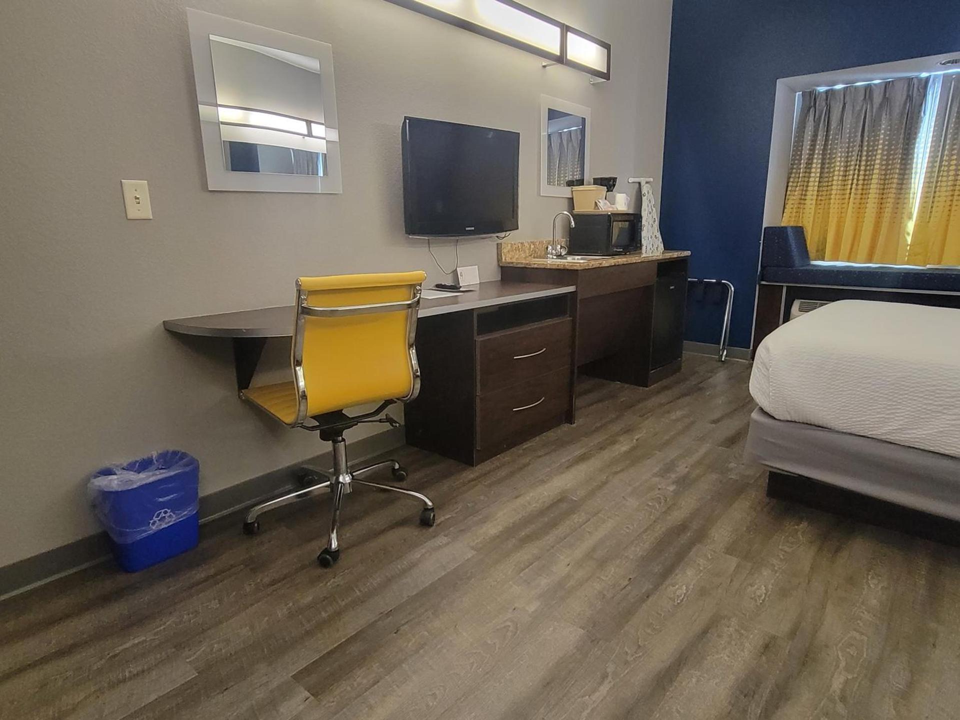 Microtel Inn & Suites by Wyndham Bluffs photo 41
