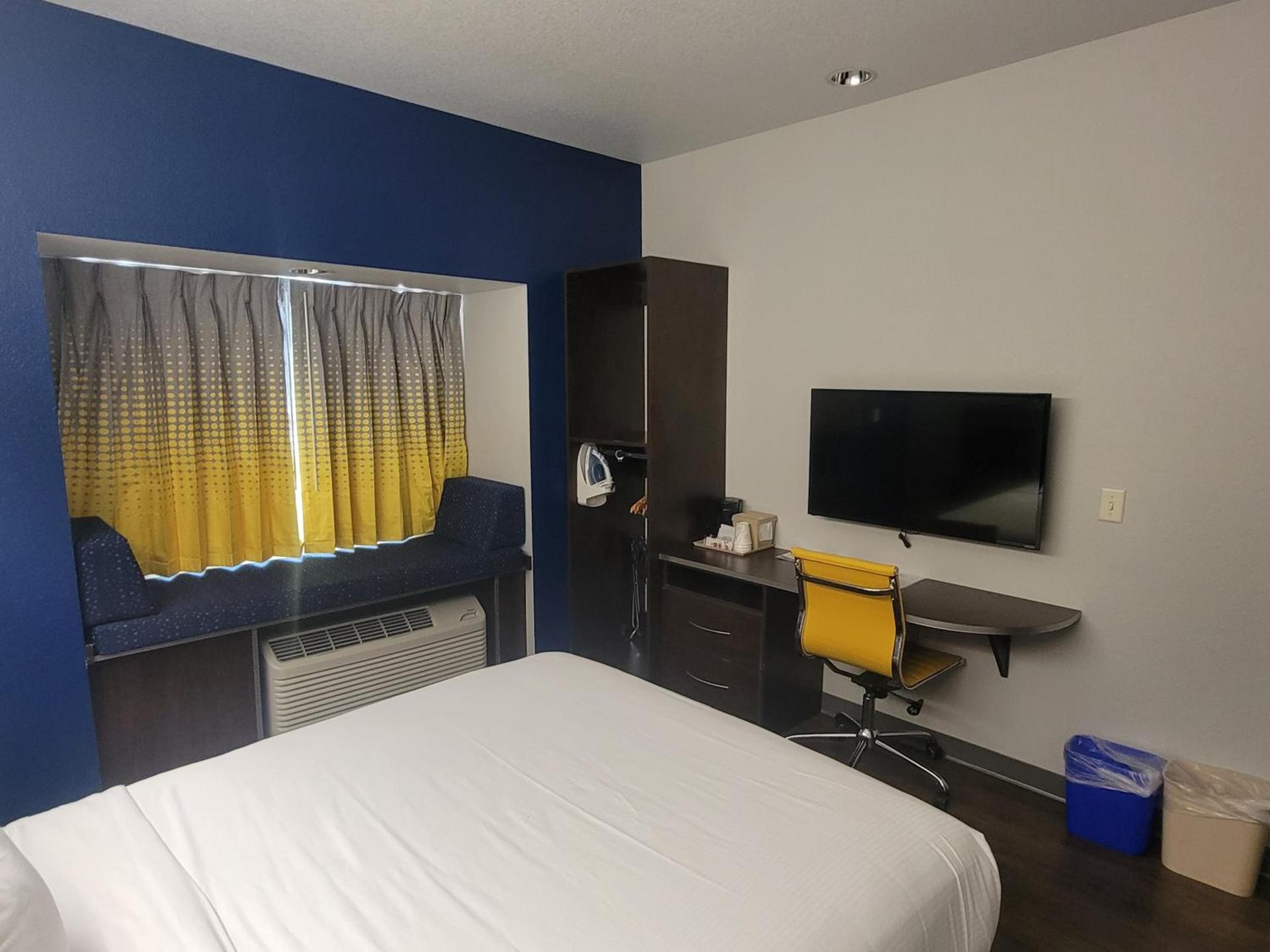 Microtel Inn & Suites by Wyndham Bluffs photo 39