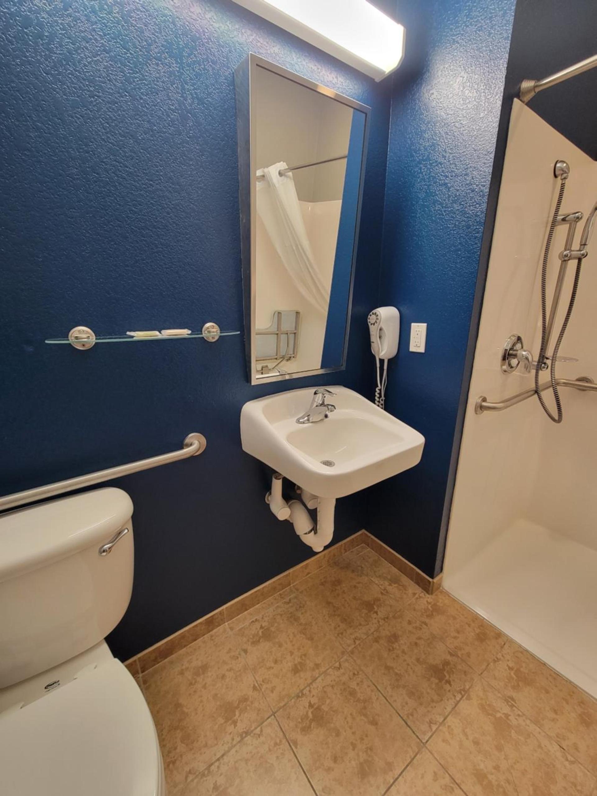 Microtel Inn & Suites by Wyndham Bluffs photo 38