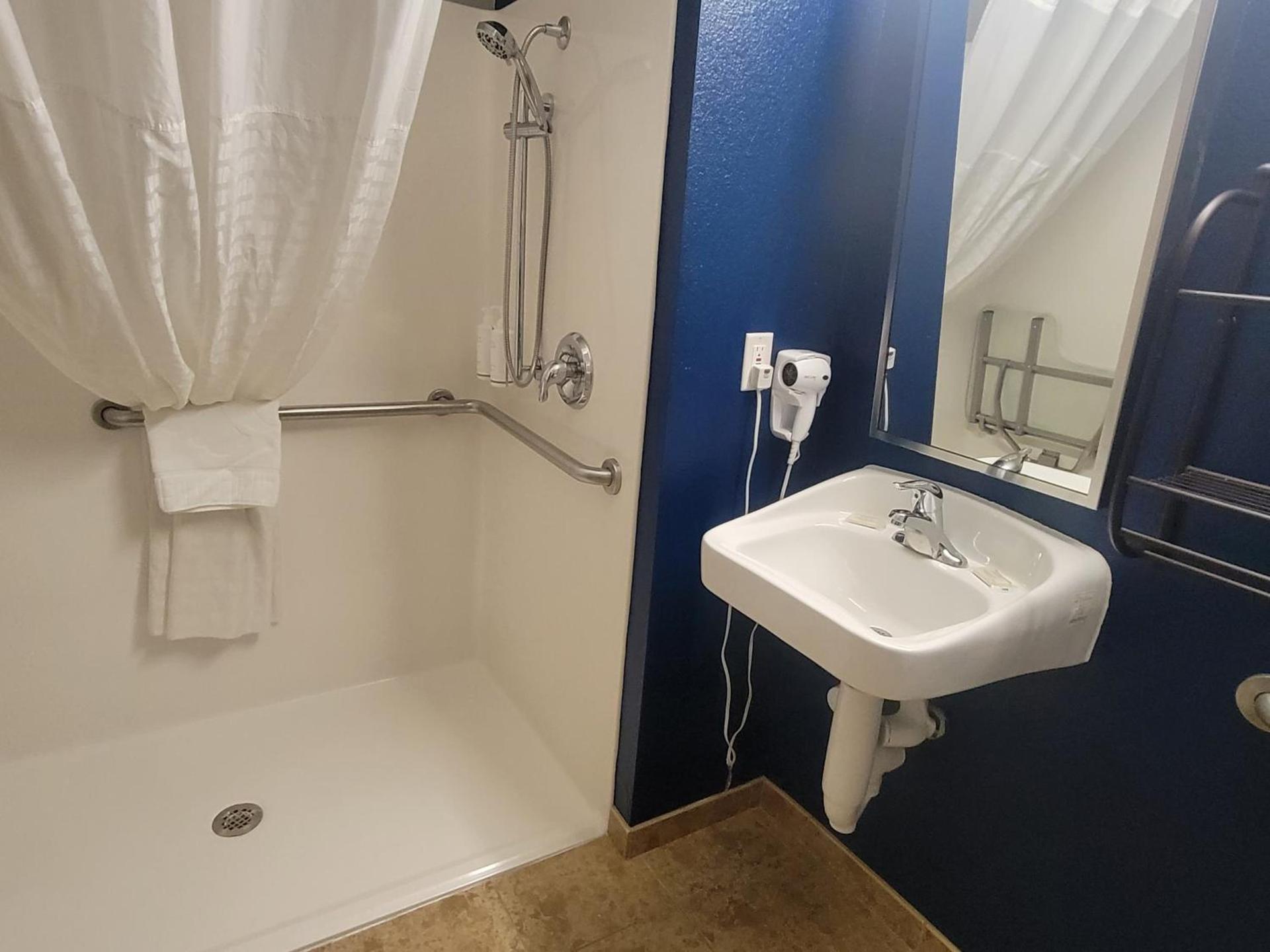 Microtel Inn & Suites by Wyndham Bluffs photo 35
