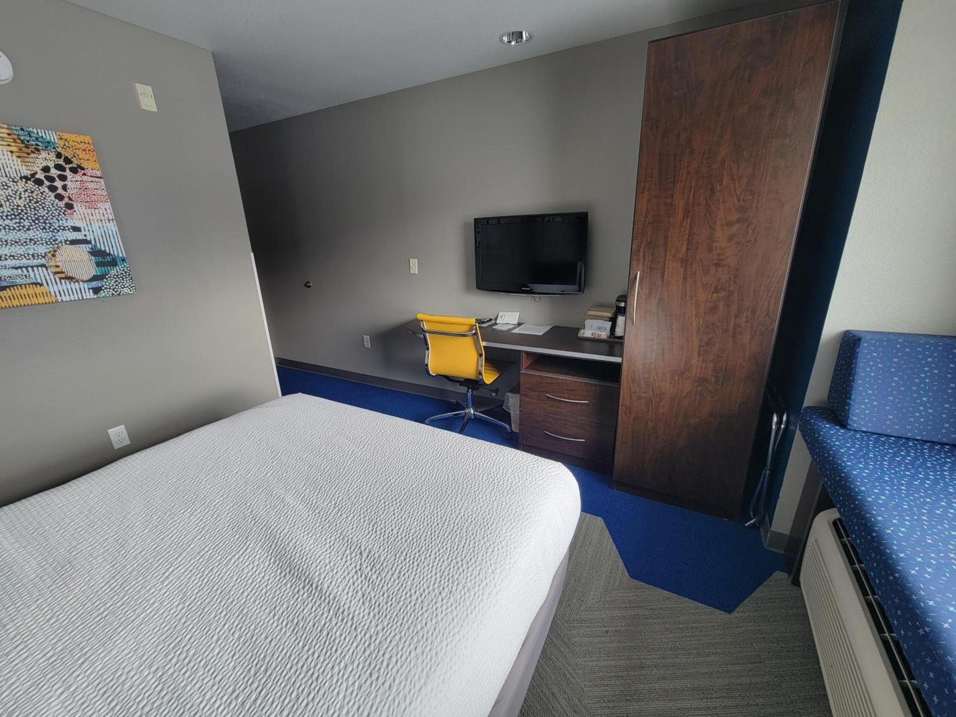 Microtel Inn & Suites by Wyndham Bluffs photo 28