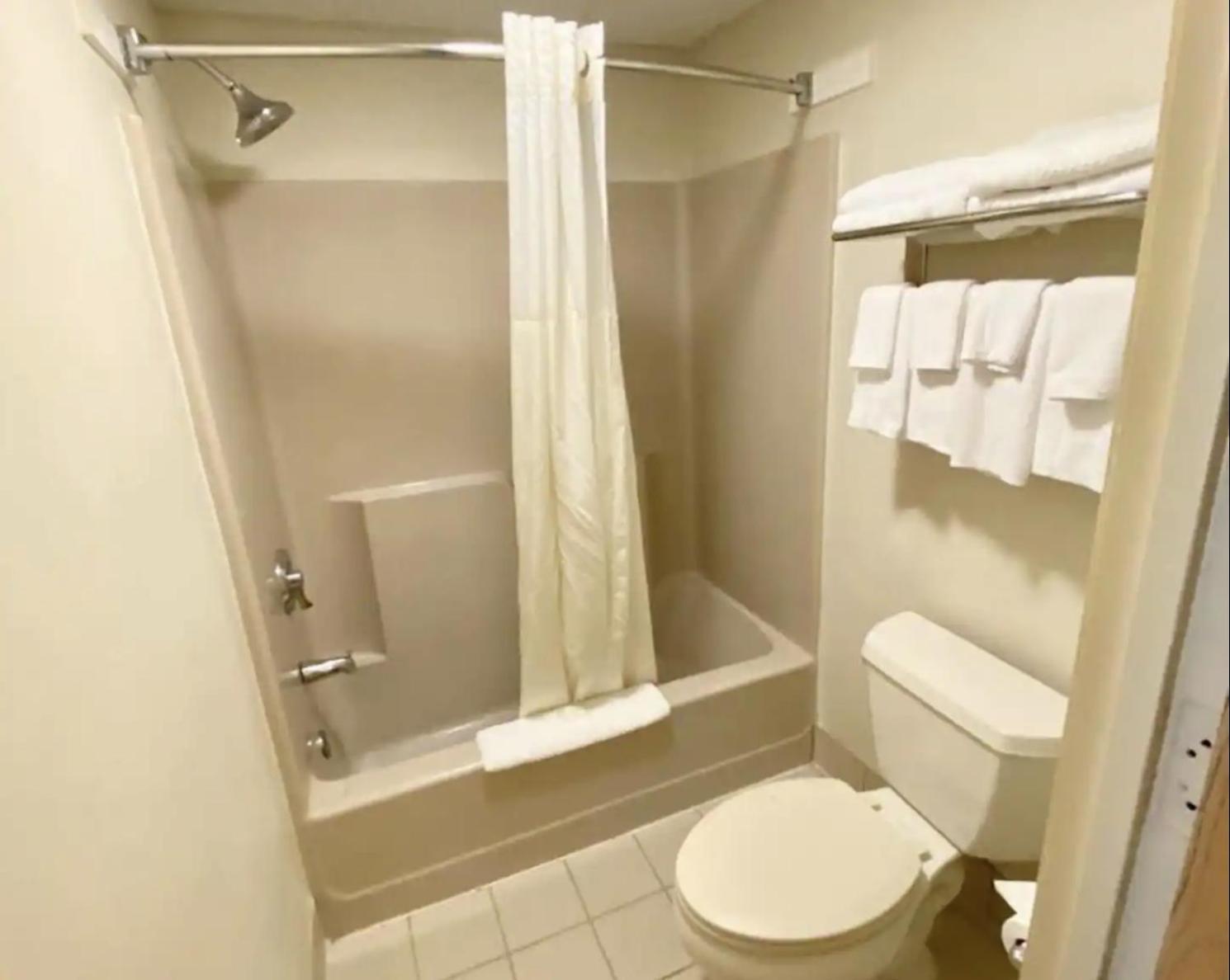 Hibiscus Inn & Suites photo 11