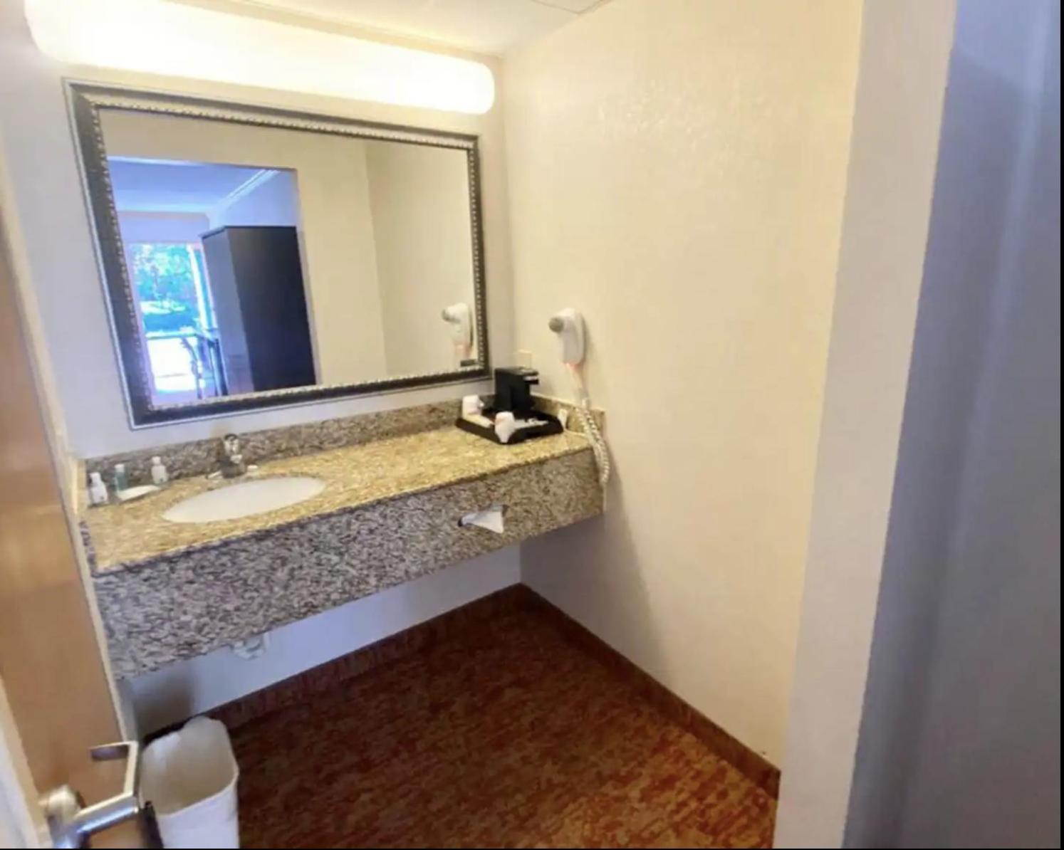 Hibiscus Inn & Suites photo 12
