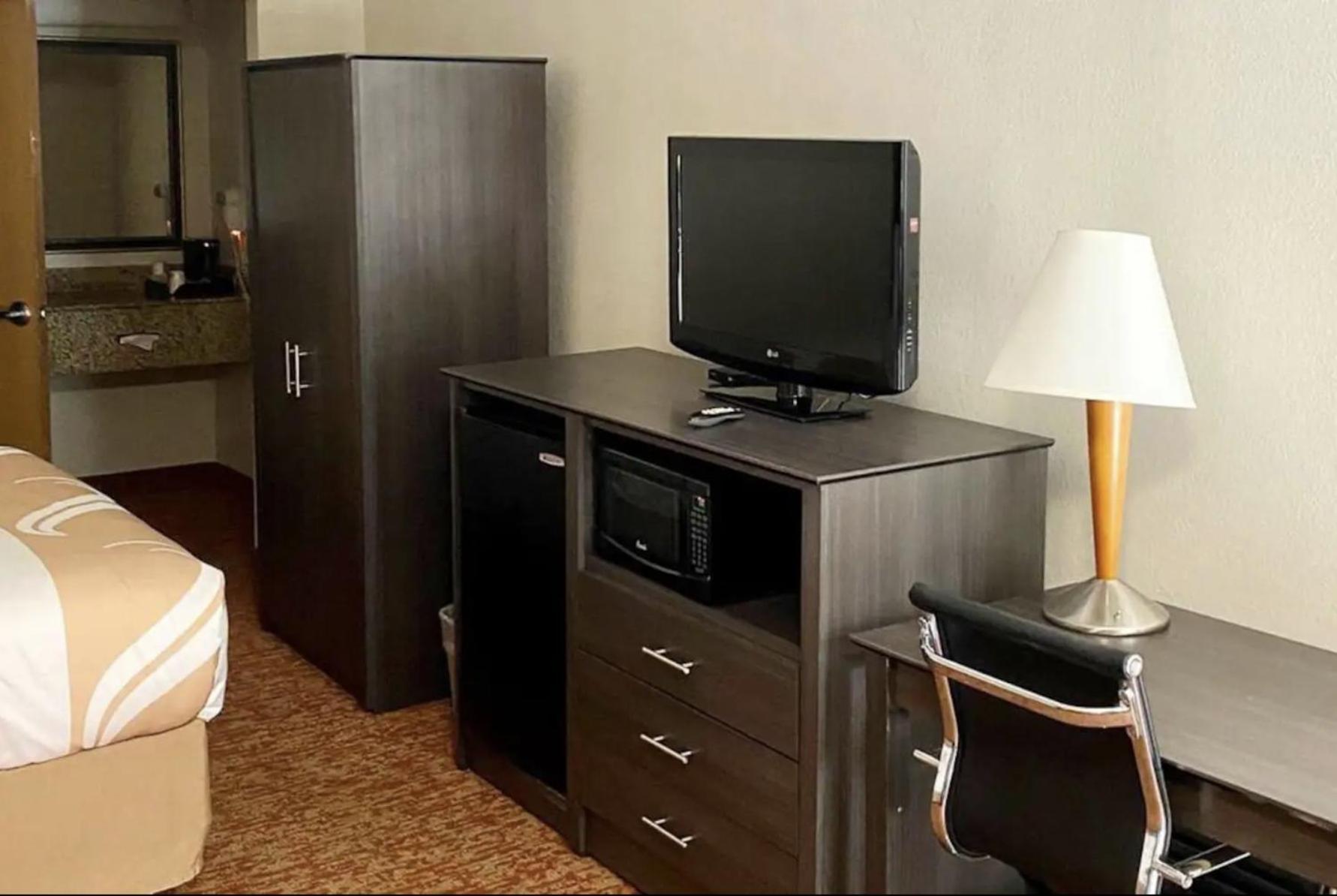 Hibiscus Inn & Suites photo 13