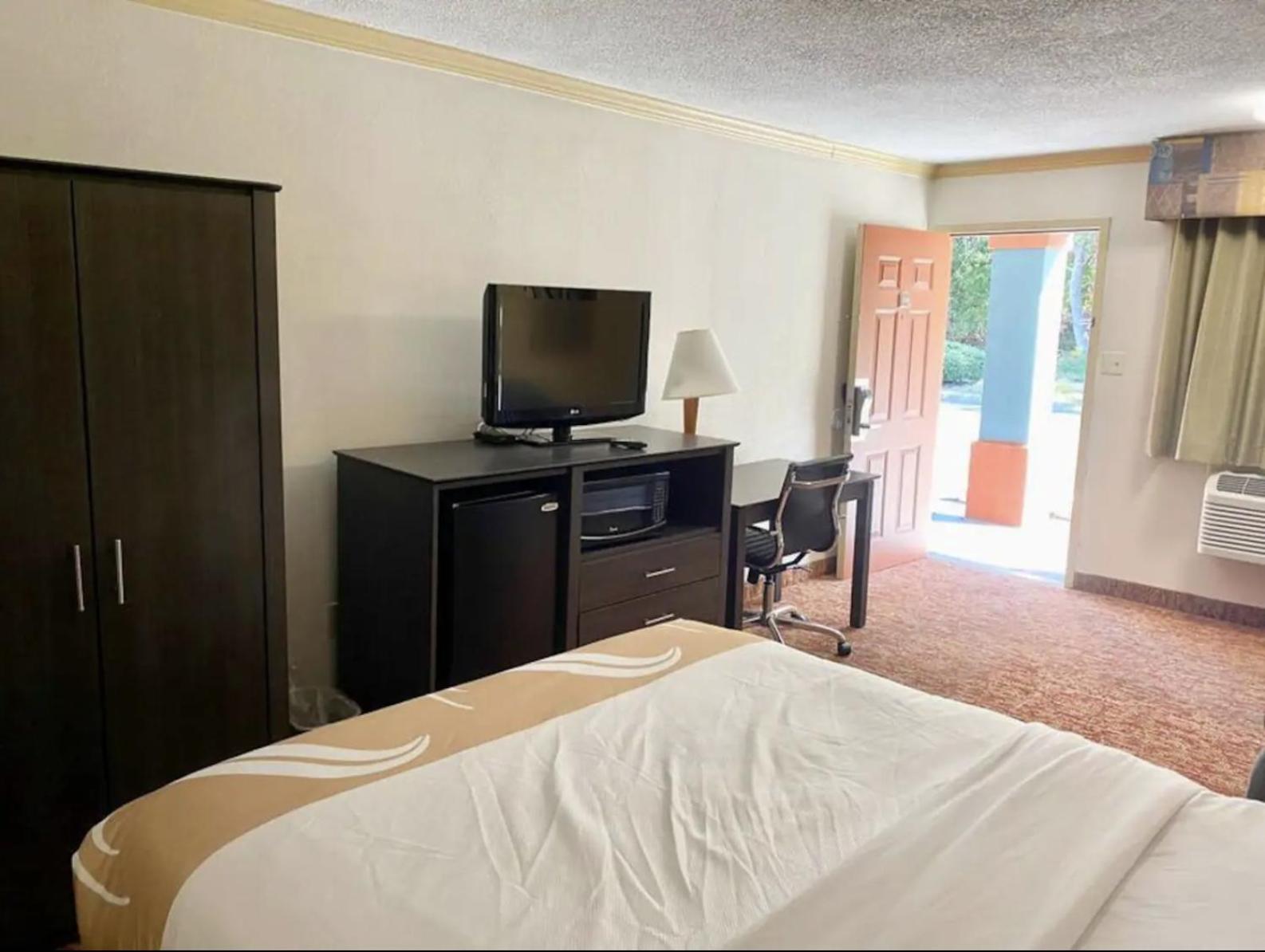 Hibiscus Inn & Suites photo 14
