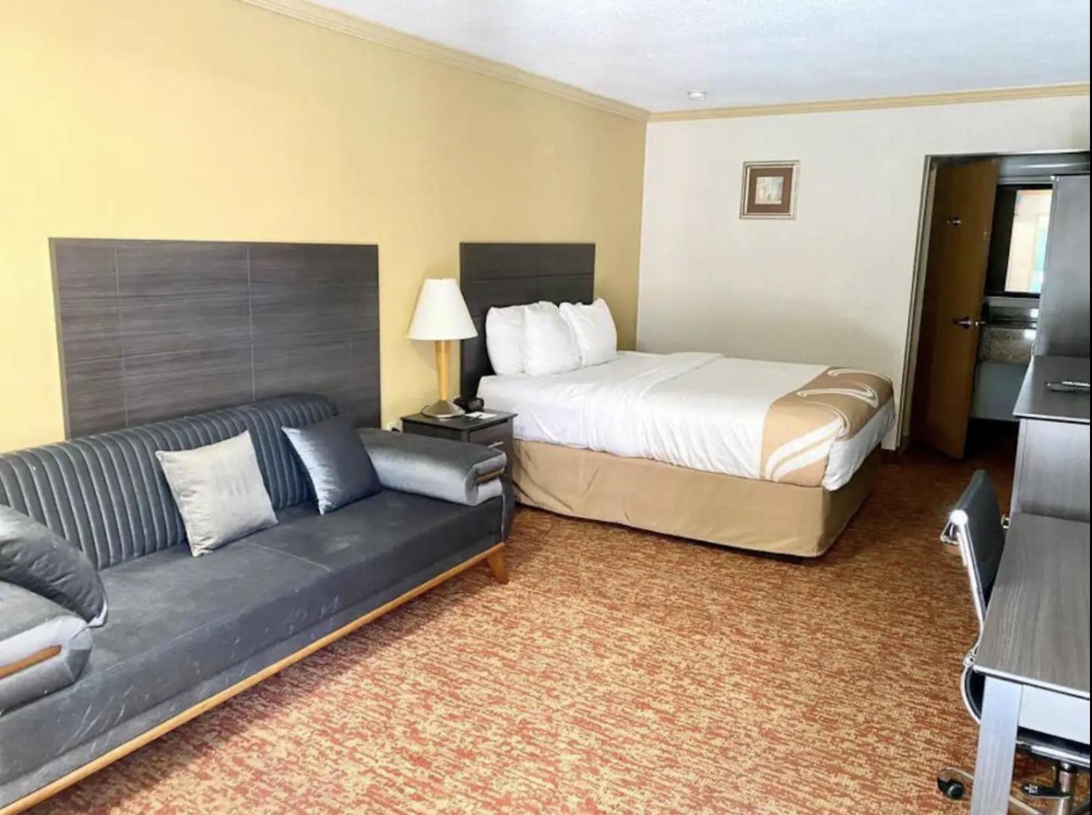 Hibiscus Inn & Suites photo 15