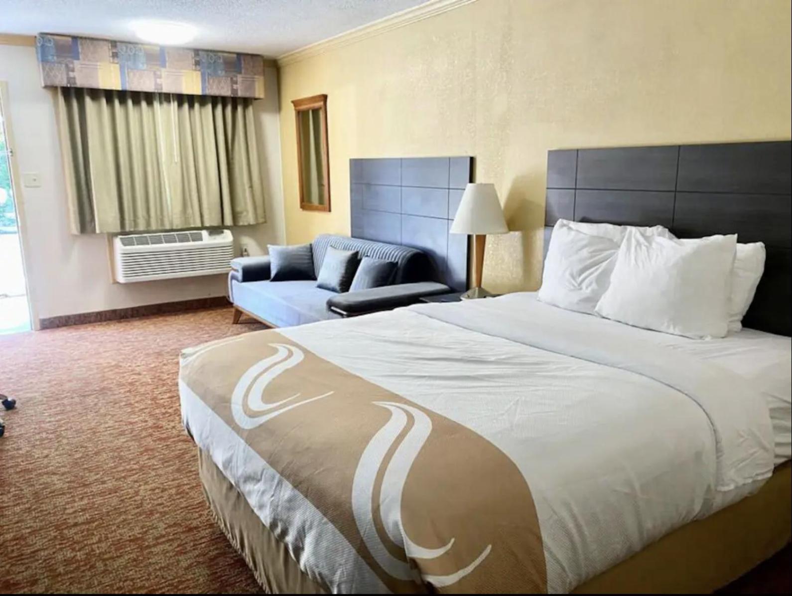 Hibiscus Inn & Suites photo 2