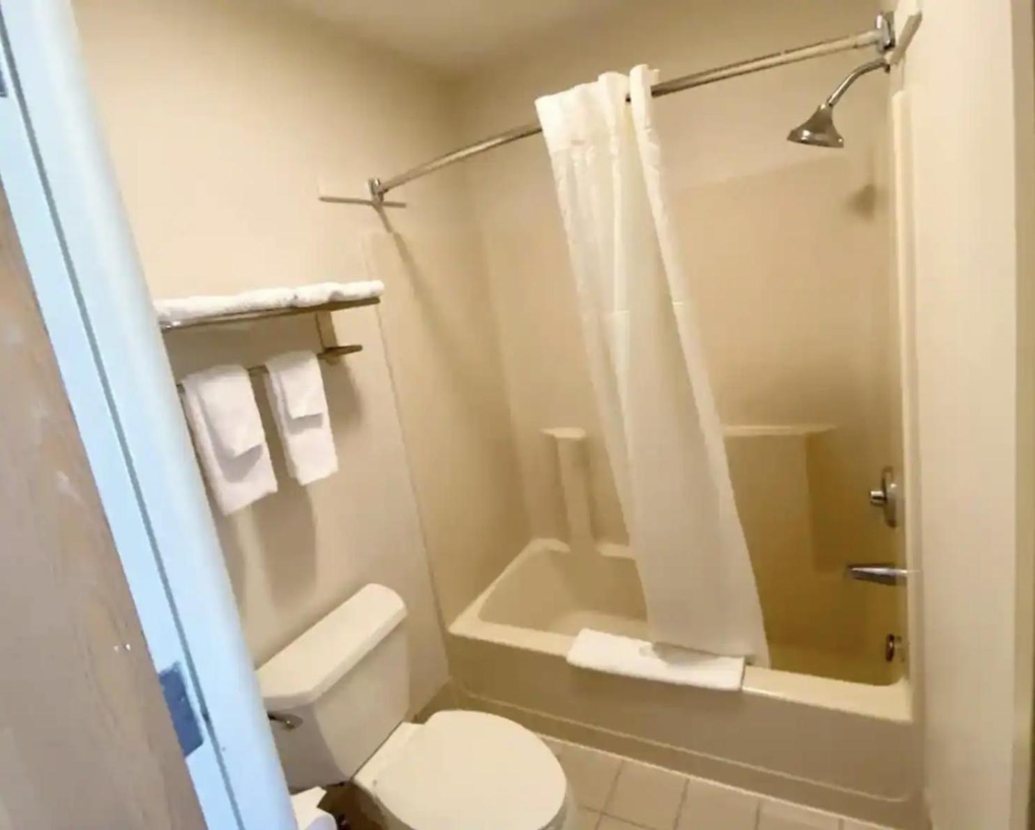 Hibiscus Inn & Suites photo 3