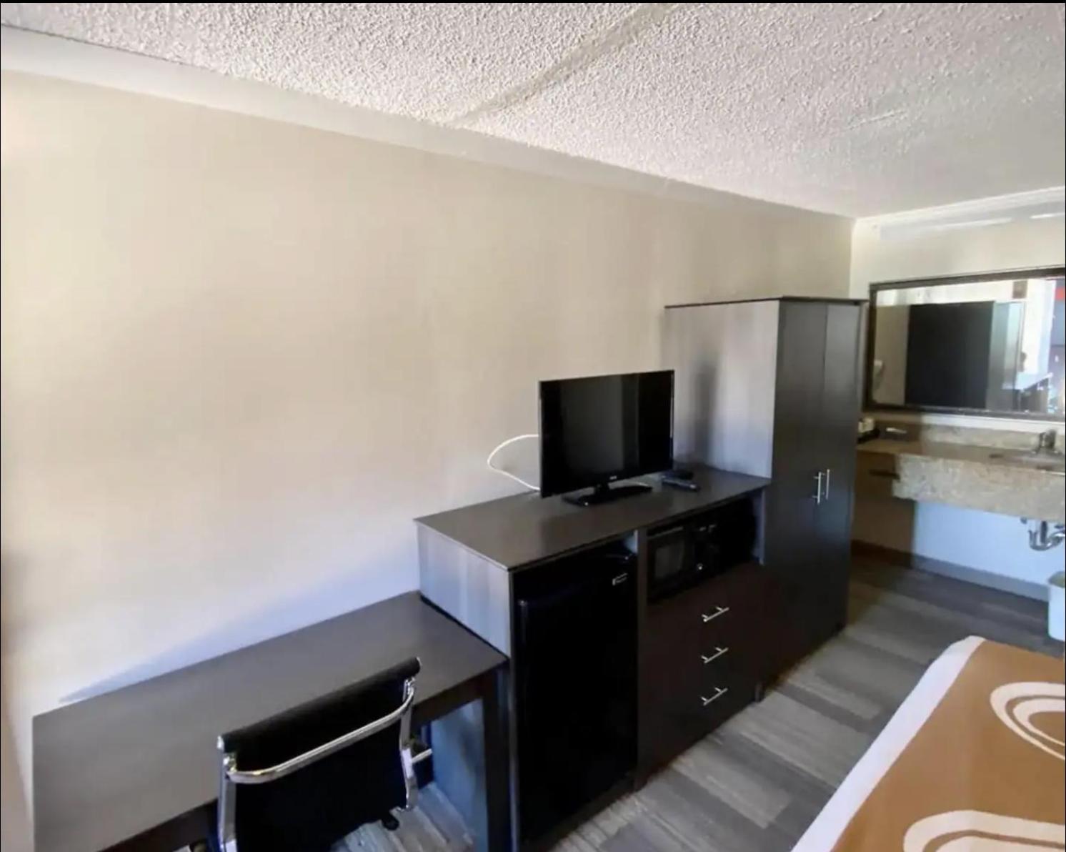 Hibiscus Inn & Suites photo 4