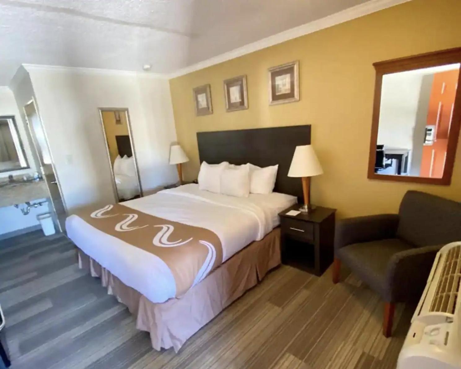 Hibiscus Inn & Suites photo 5