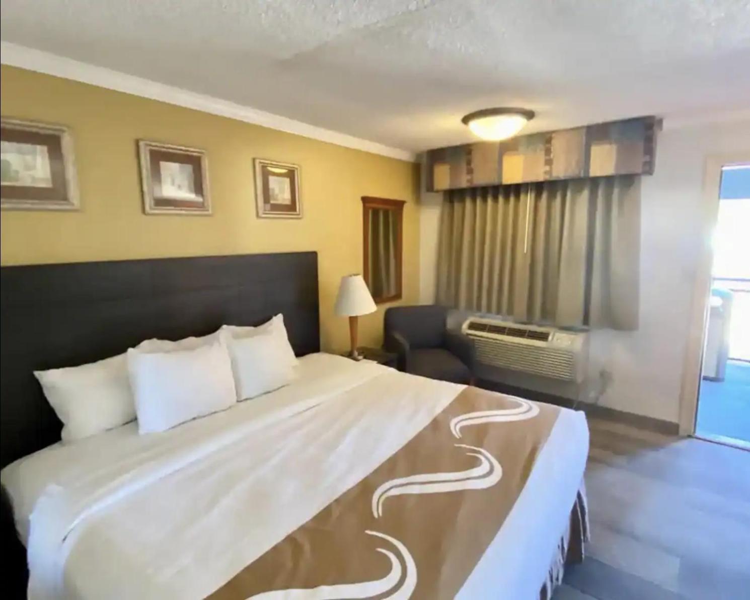 Hibiscus Inn & Suites photo 7