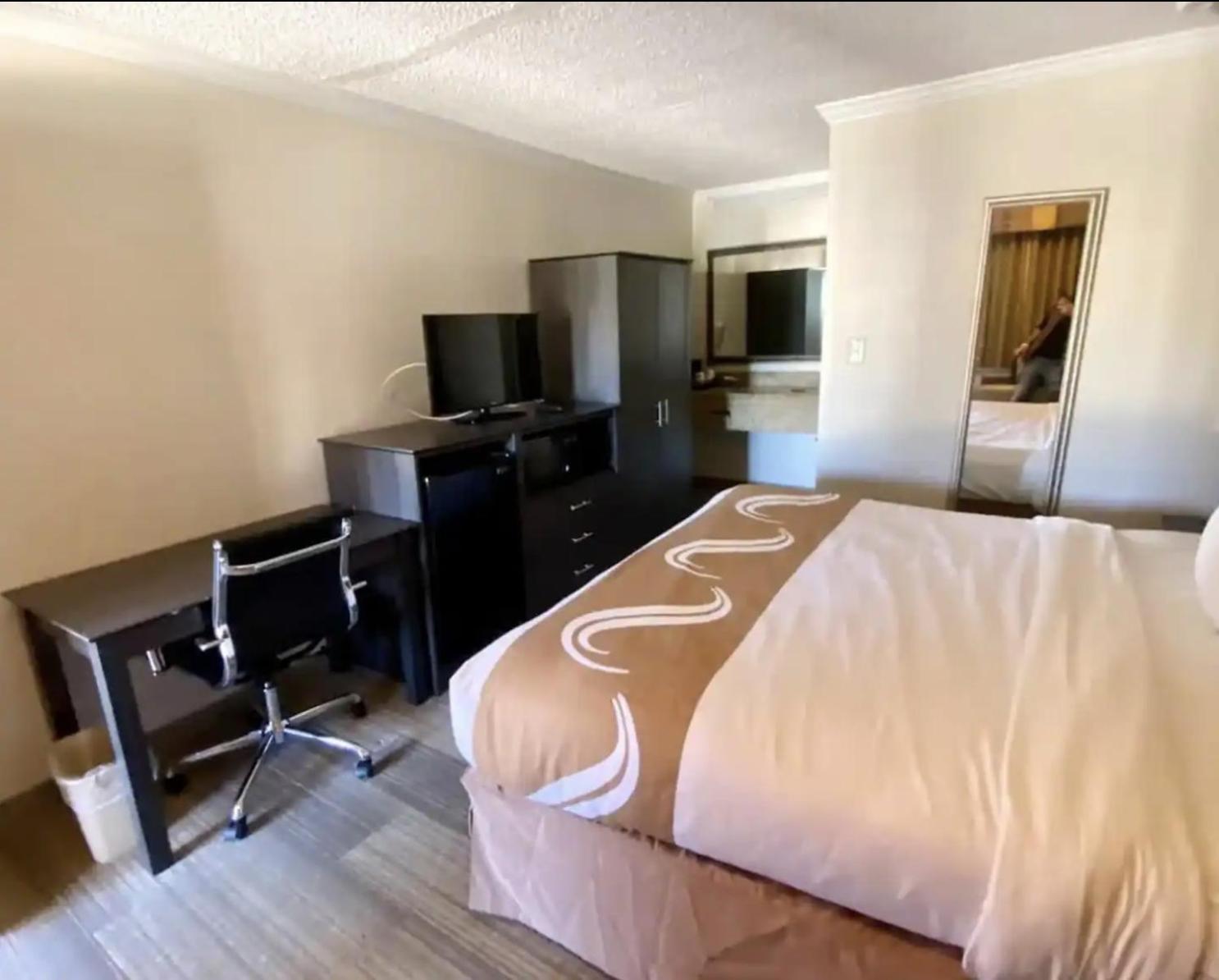 Hibiscus Inn & Suites photo 8