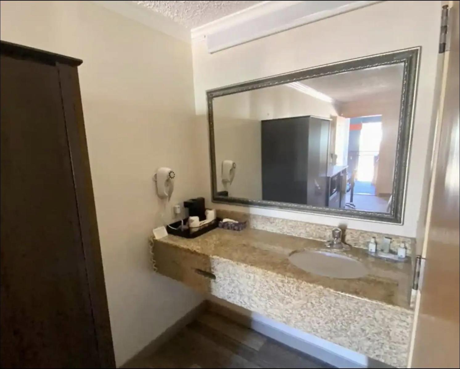 Hibiscus Inn & Suites photo 9
