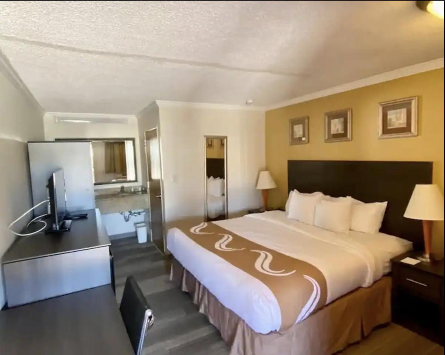 Hibiscus Inn & Suites photo 10