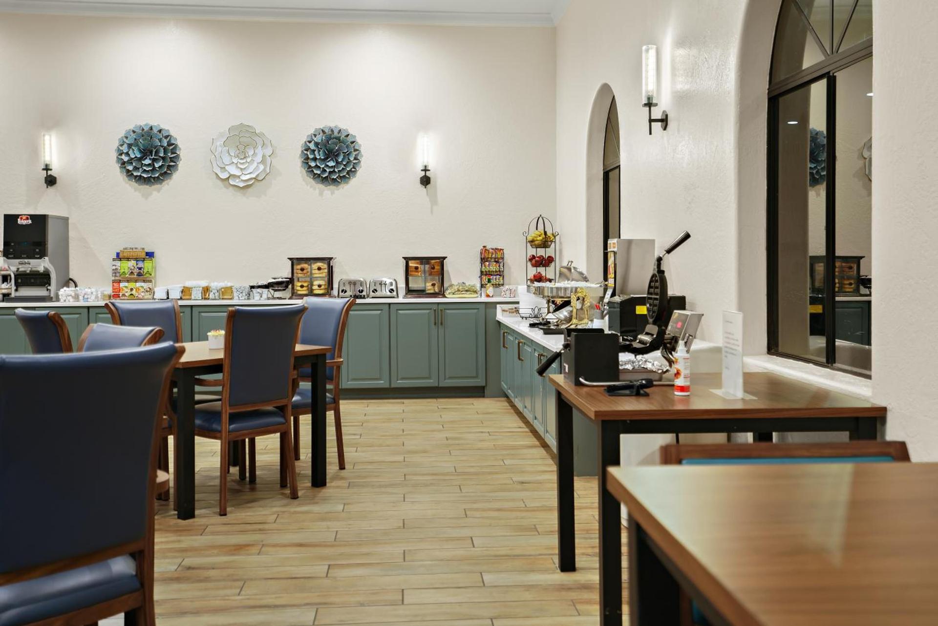 La Fuente Inn & Suites photo 18