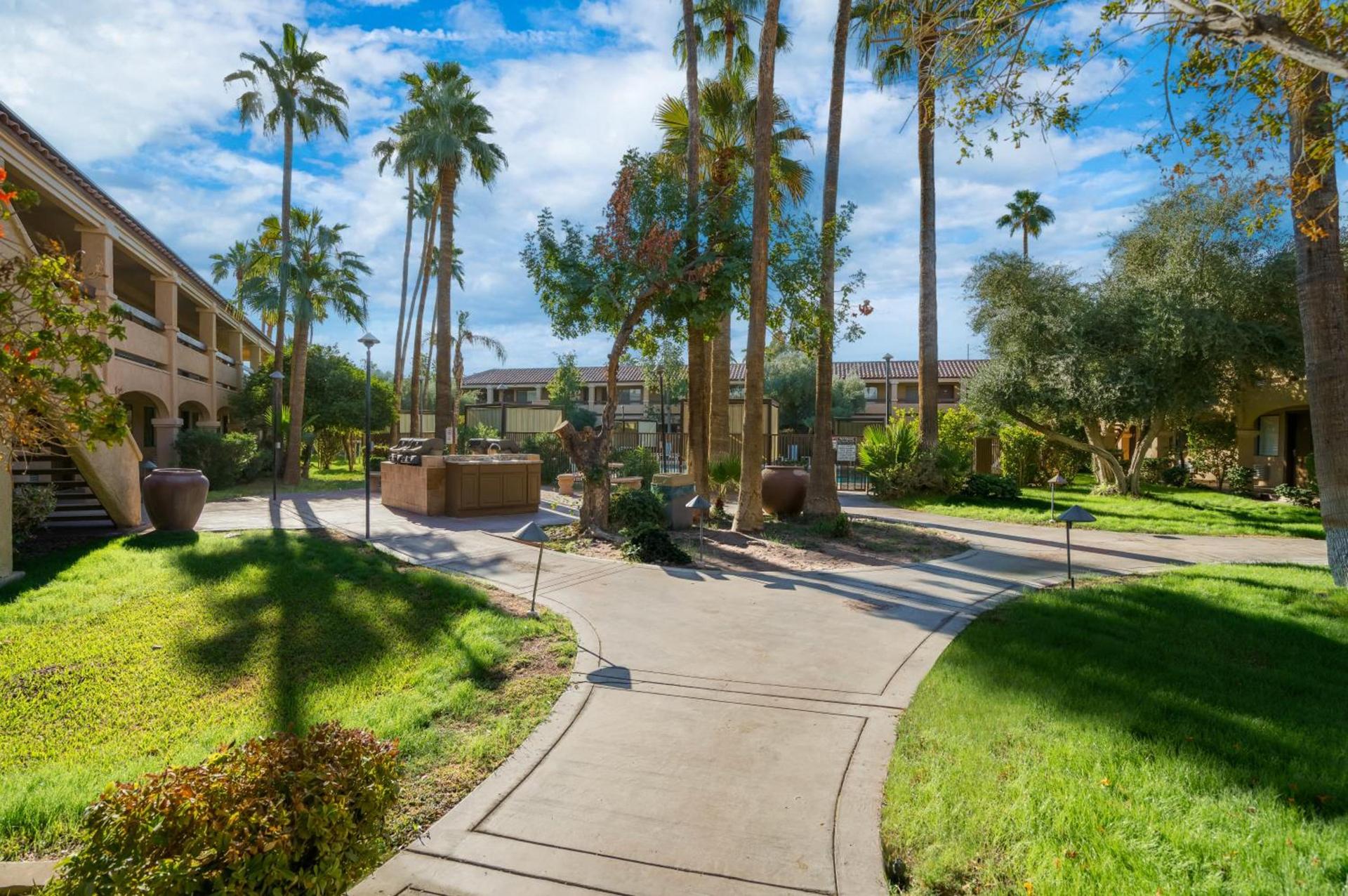 La Fuente Inn & Suites photo 25