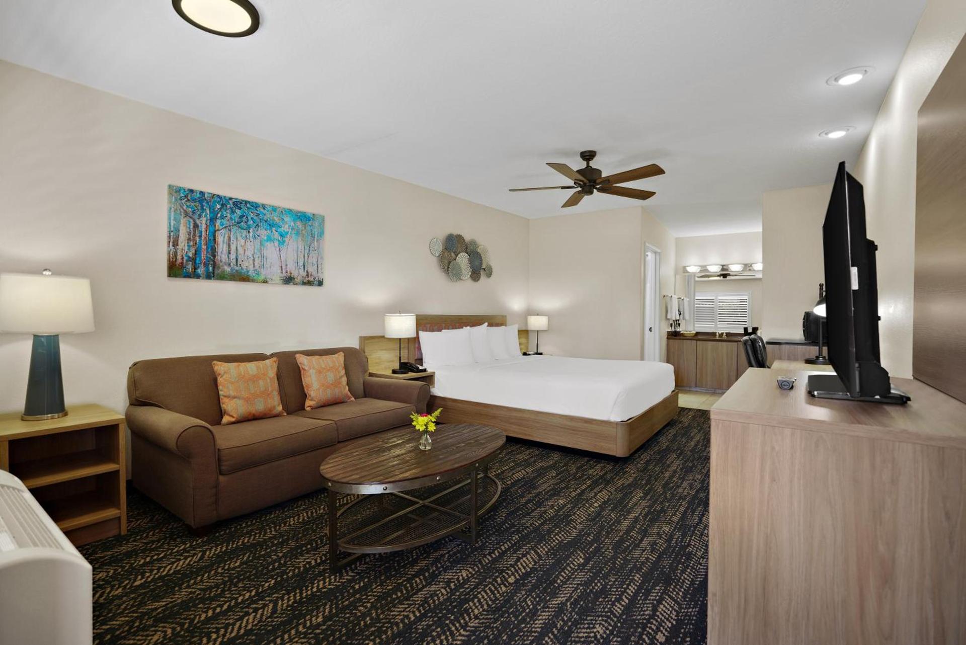 La Fuente Inn & Suites photo 31