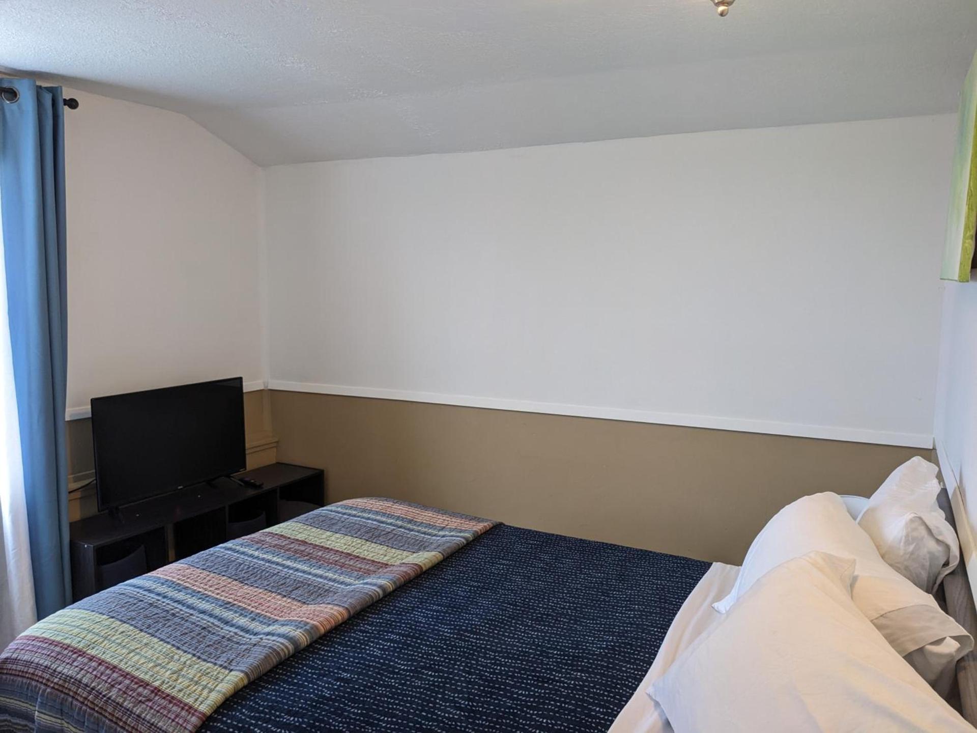 Hillcrest Inn photo 99