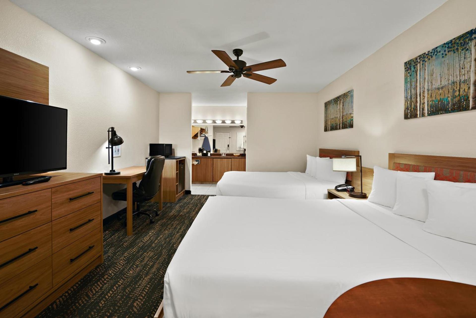 La Fuente Inn & Suites photo 37