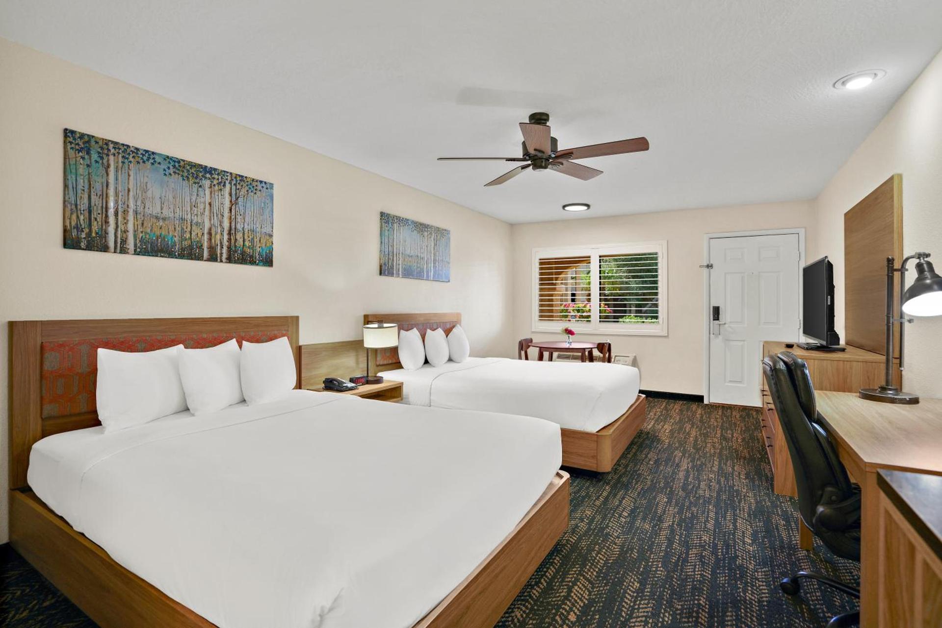 La Fuente Inn & Suites photo 36