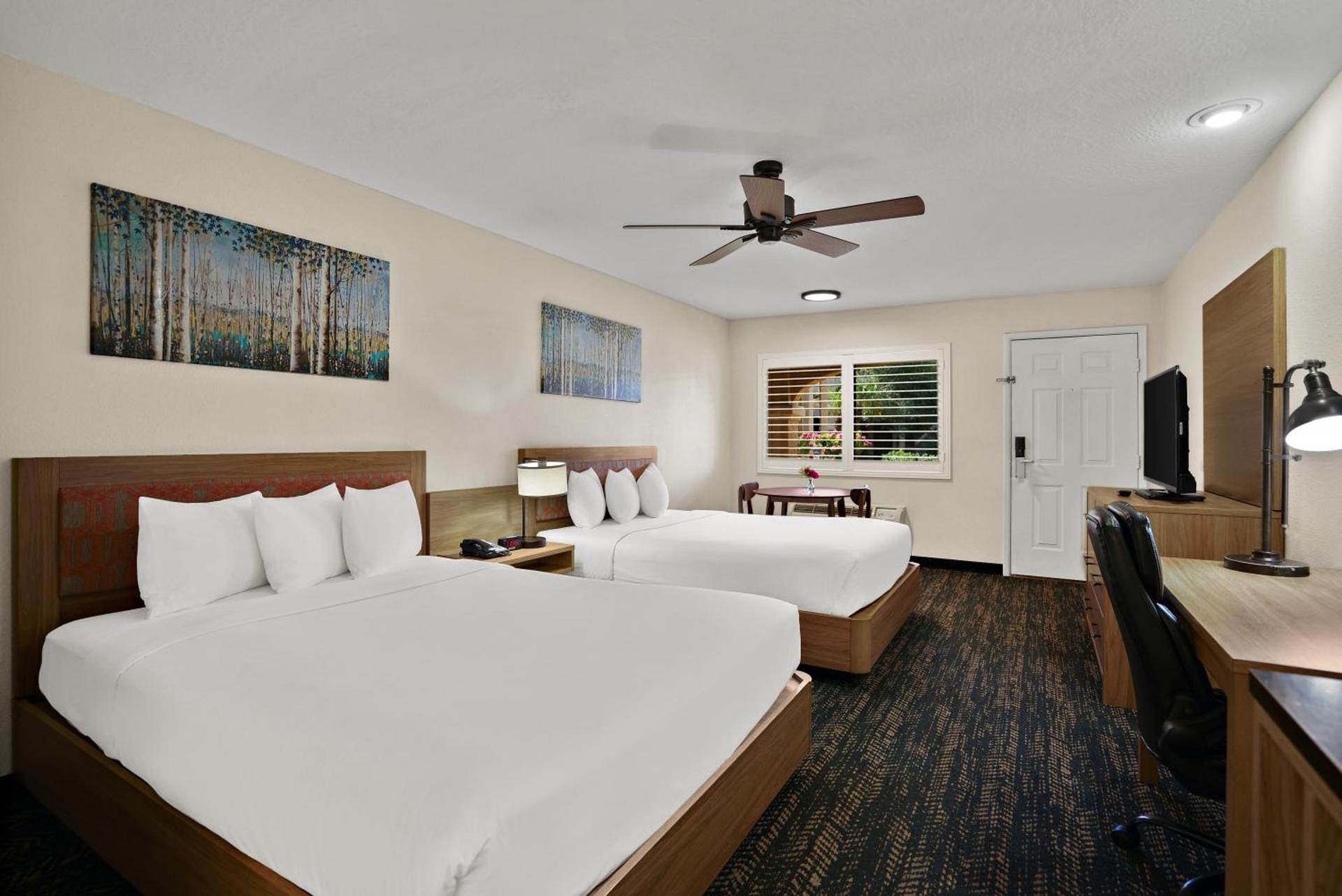 La Fuente Inn & Suites photo 35