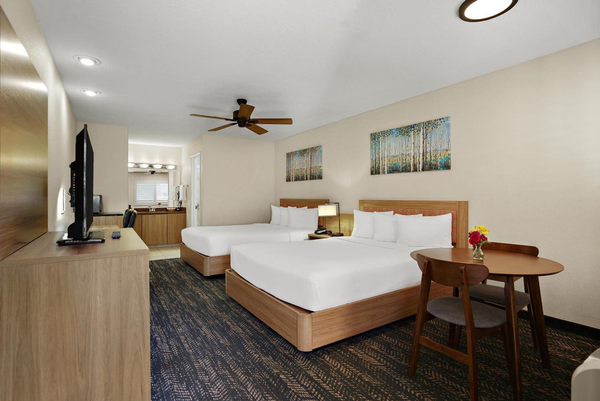 La Fuente Inn & Suites photo 39