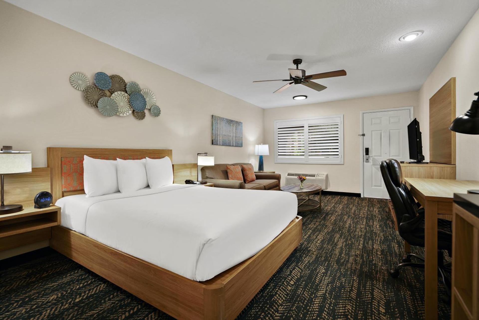 La Fuente Inn & Suites photo 48