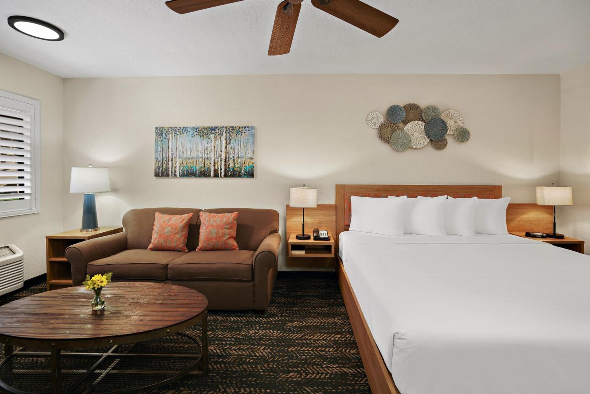 La Fuente Inn & Suites photo 47