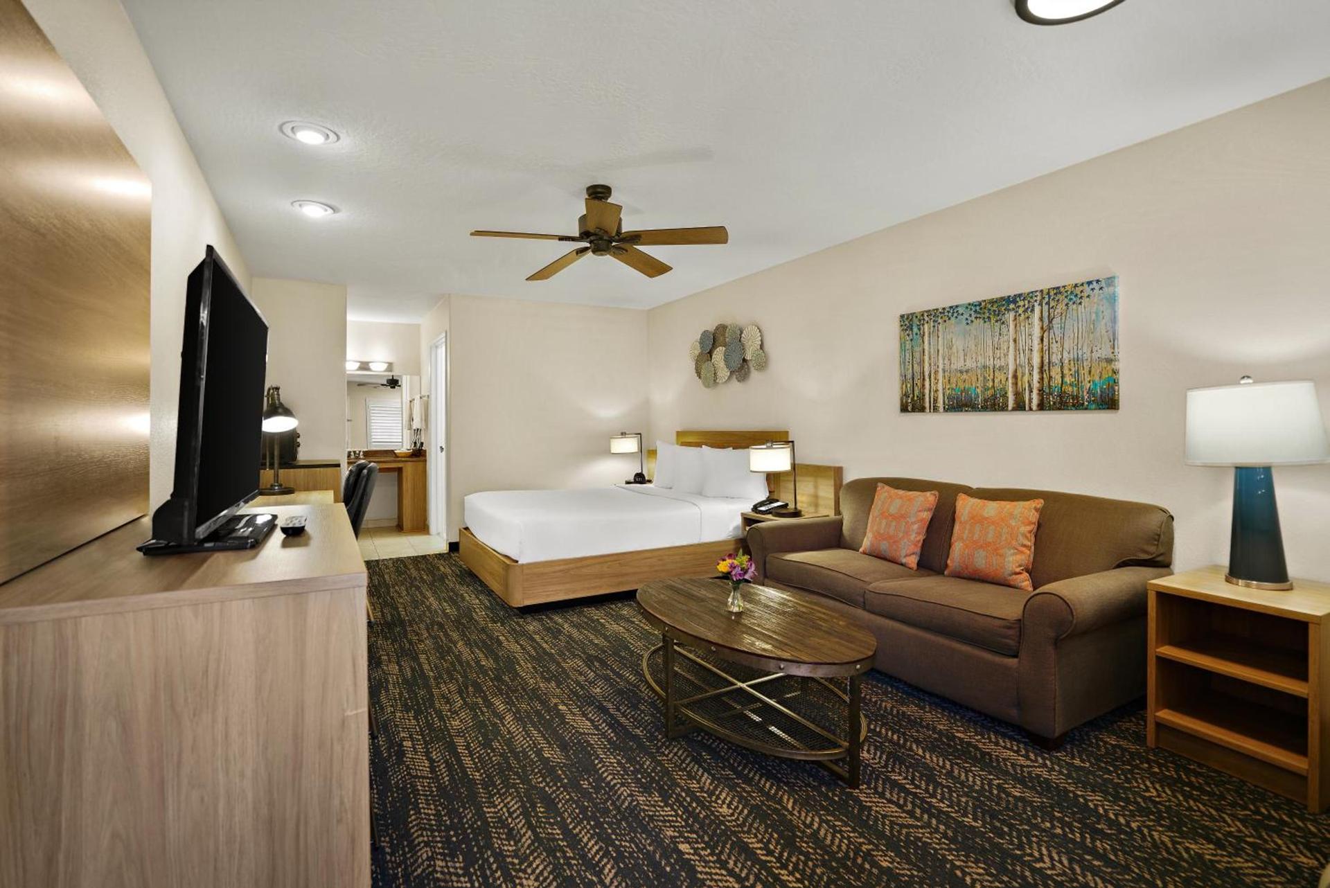 La Fuente Inn & Suites photo 46
