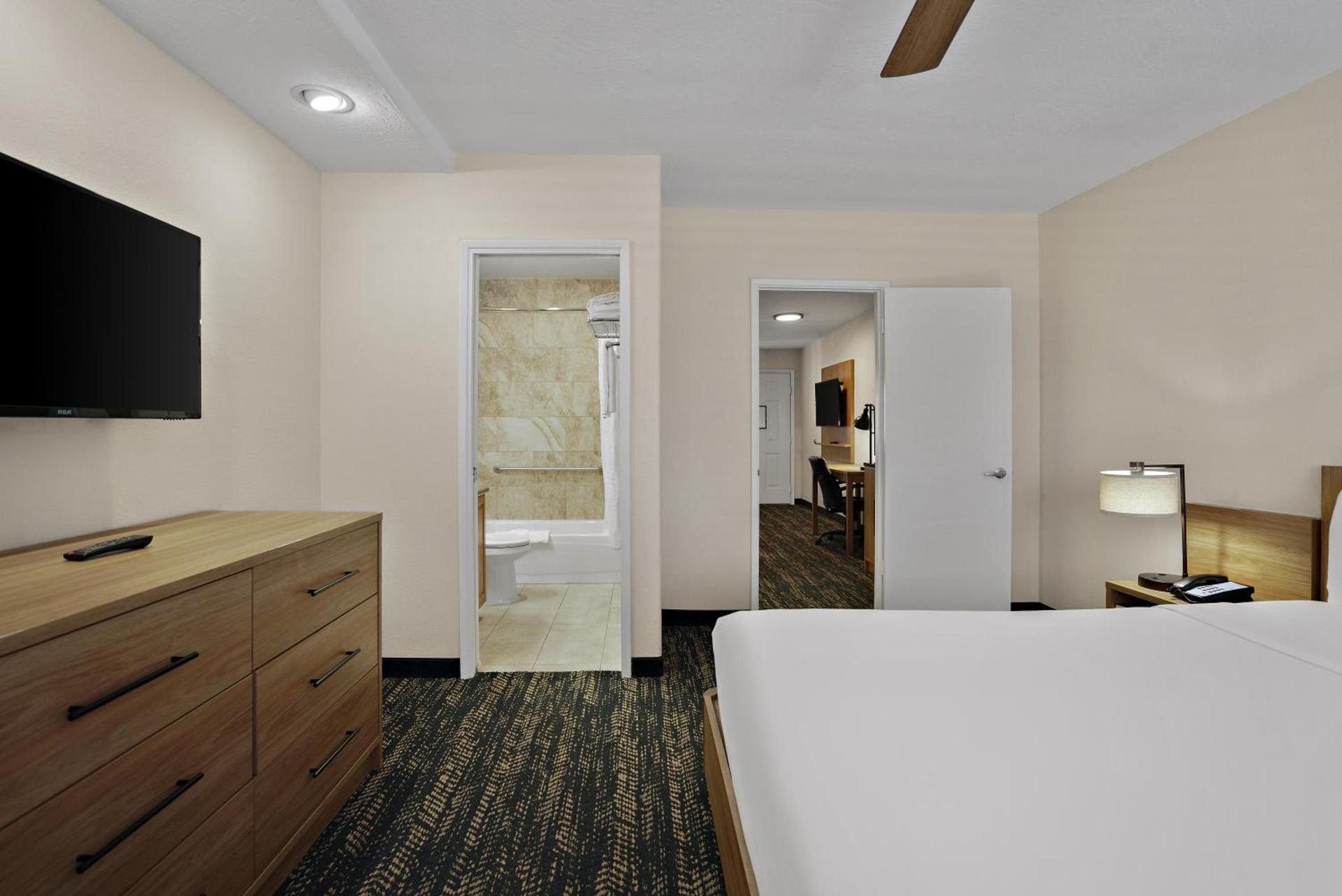 La Fuente Inn & Suites photo 49
