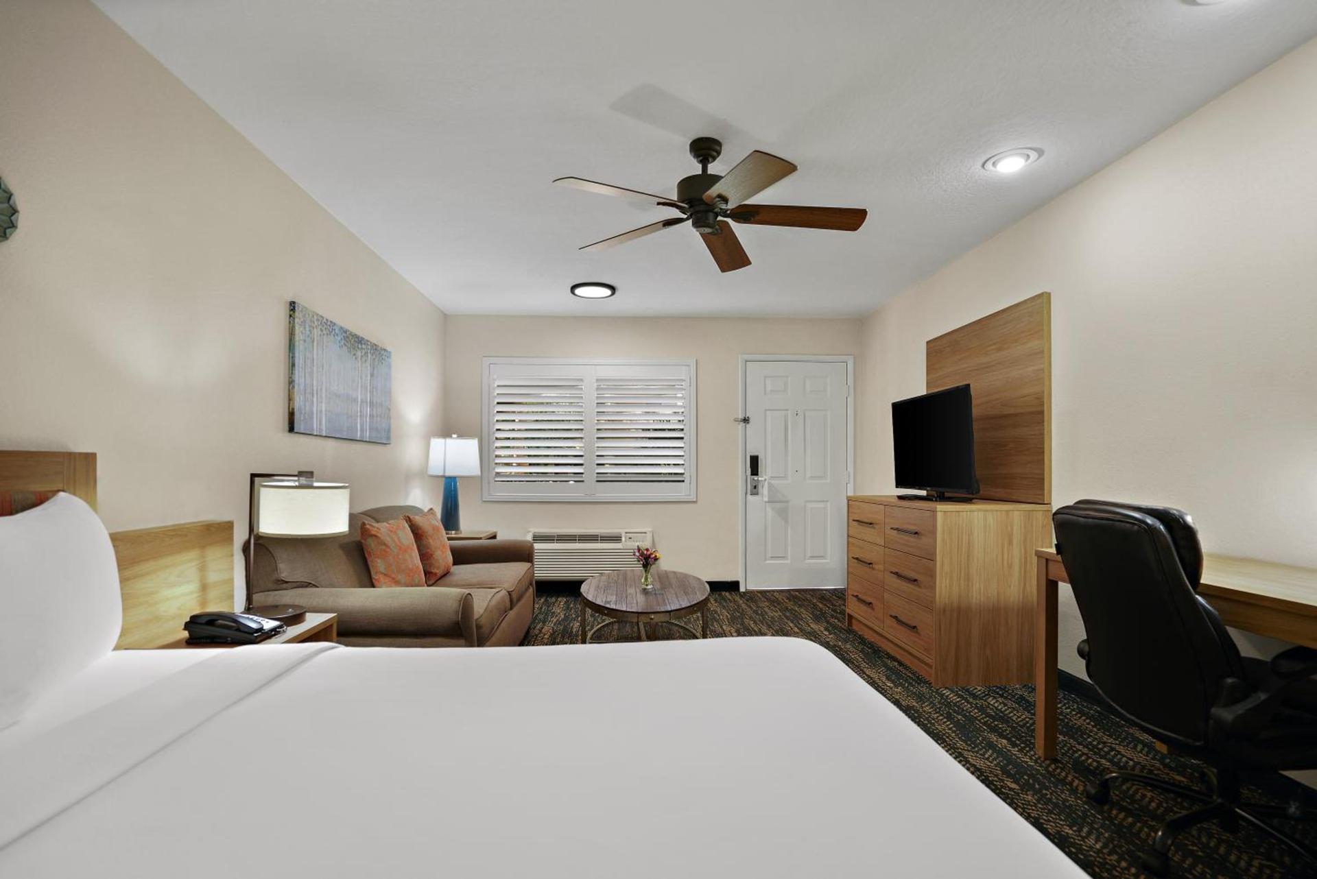 La Fuente Inn & Suites photo 53