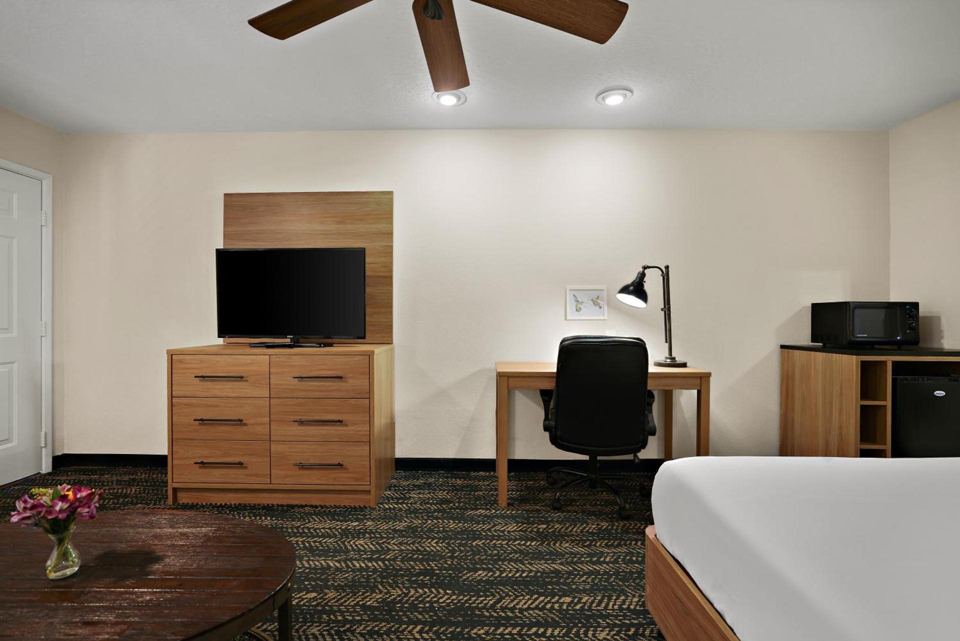 La Fuente Inn & Suites photo 51