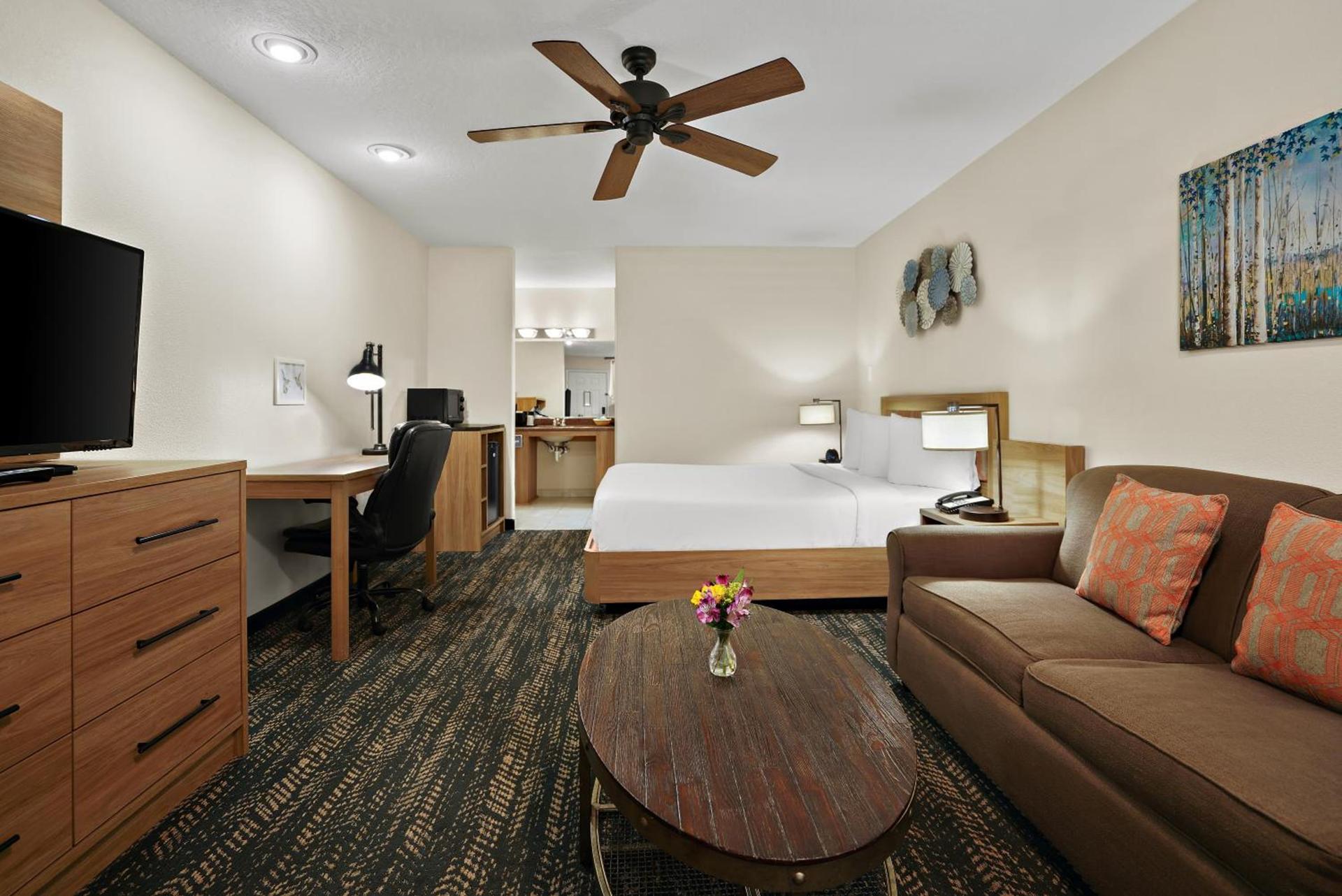 La Fuente Inn & Suites photo 50