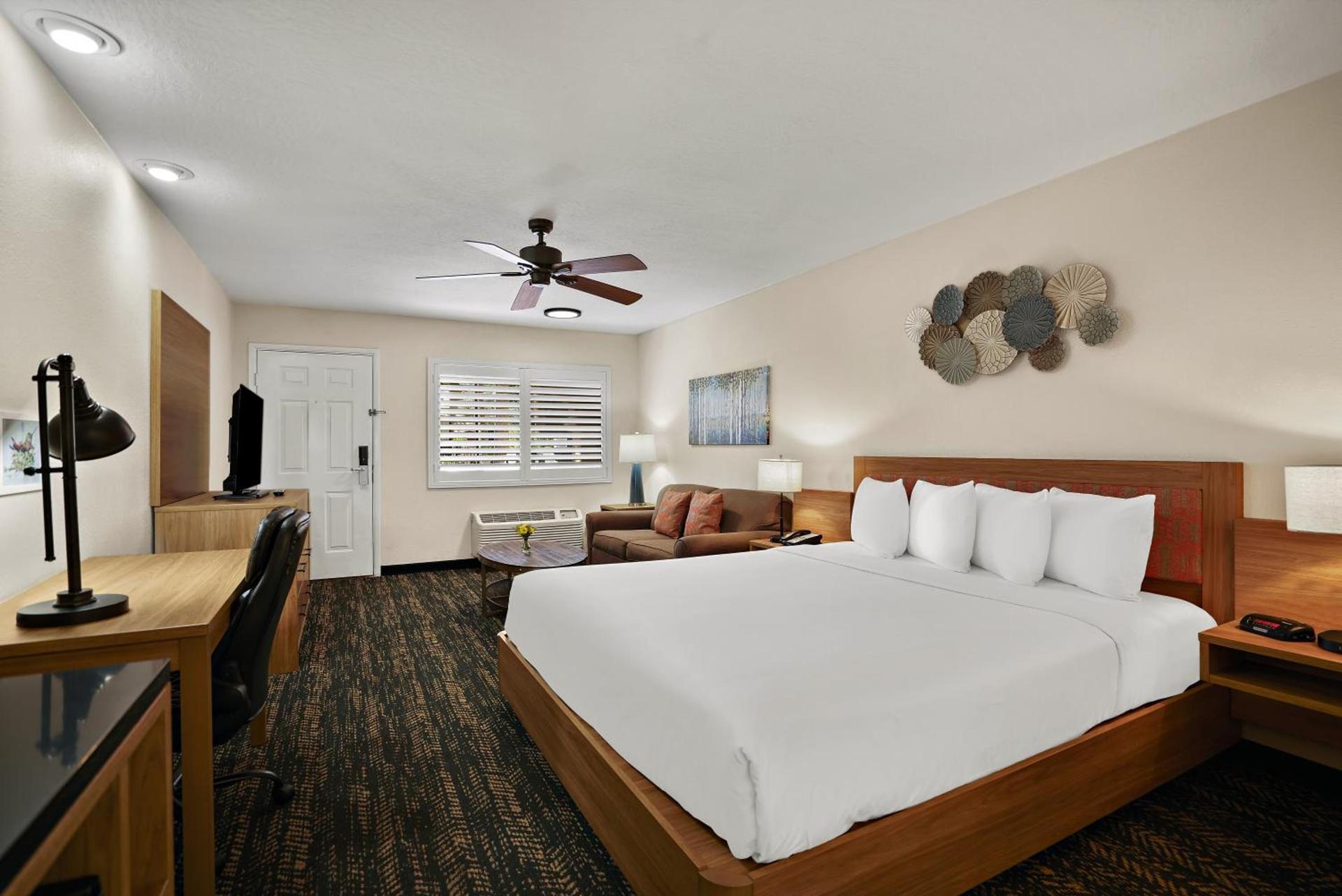La Fuente Inn & Suites photo 52