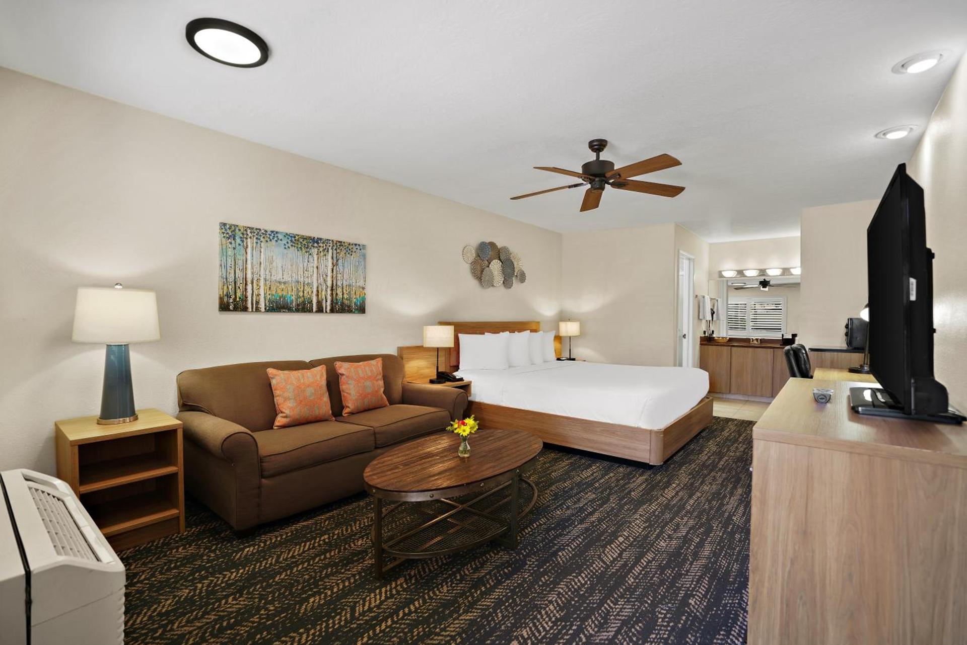 La Fuente Inn & Suites photo 55