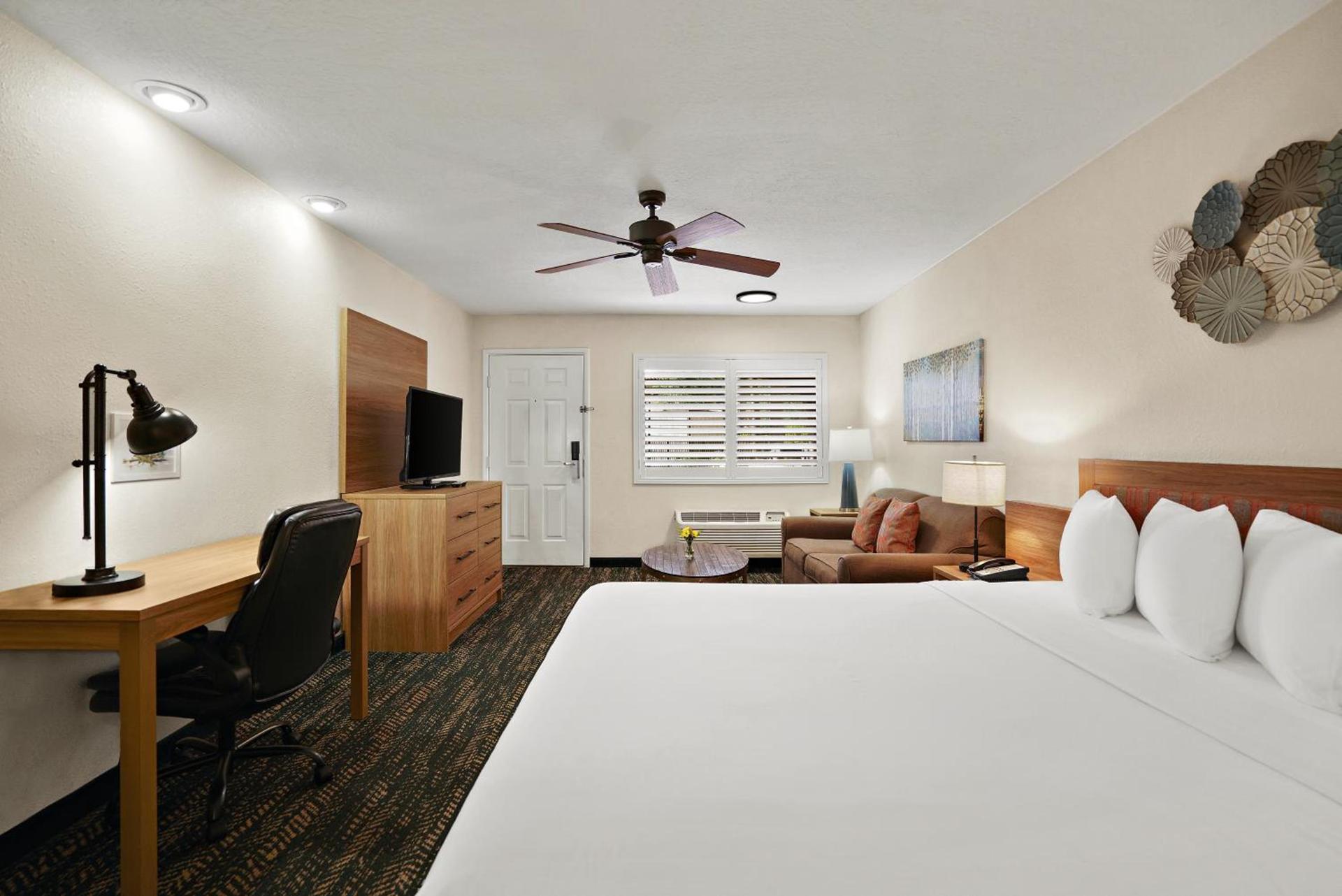 La Fuente Inn & Suites photo 56