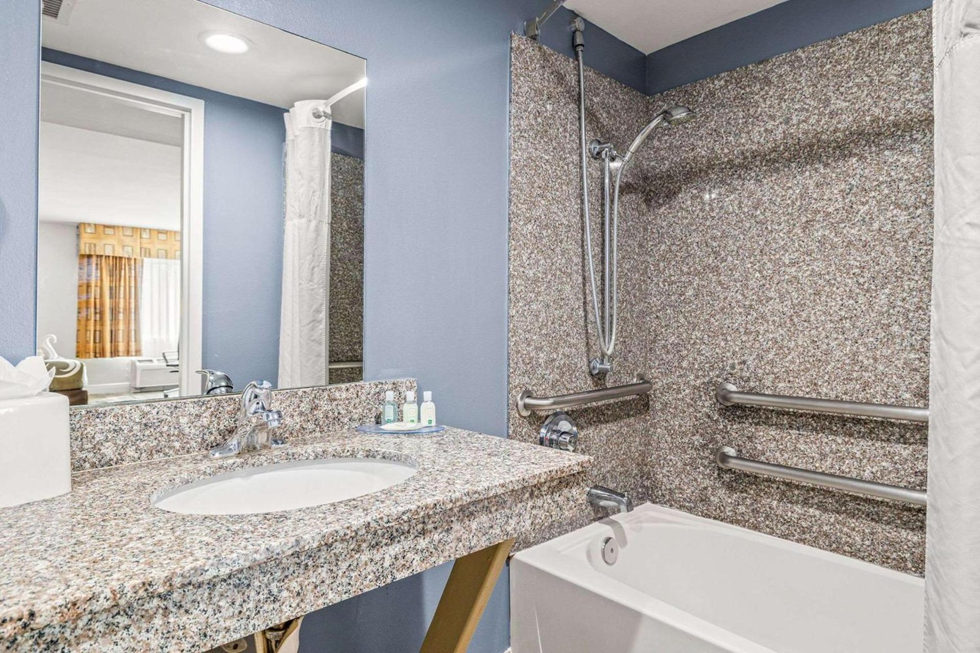 Quality Inn & Suites Tampa near Fairgrounds and Casino photo 12